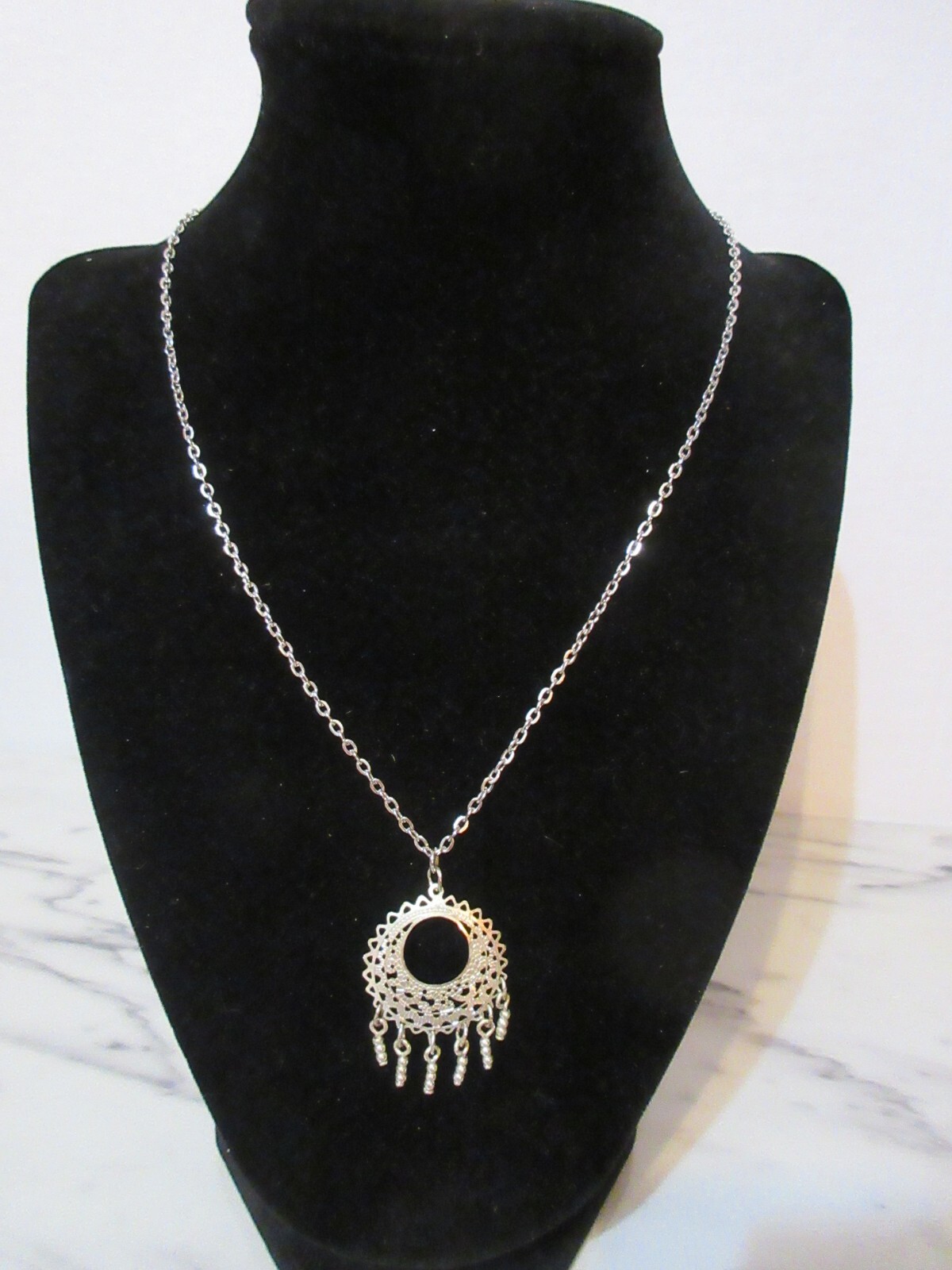 24″ Silver Tone Chain Necklace w approx. 1″ x1.5″ Penant Dangle Charm Lobster Cl