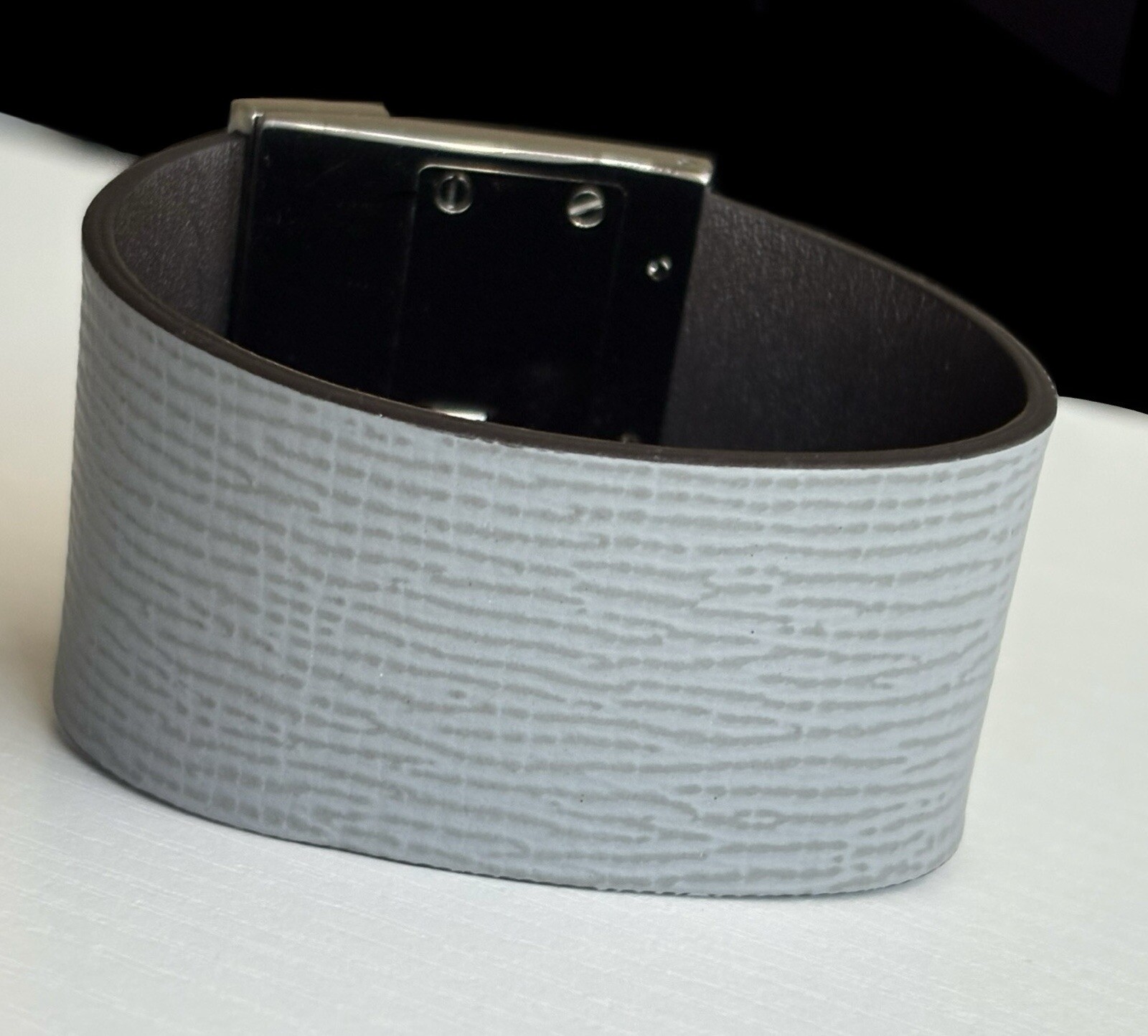 Henri Bendel Cuff Bracelet 7.25” Wide Grey Oval Wrap Stylish Push Lock Secure67g