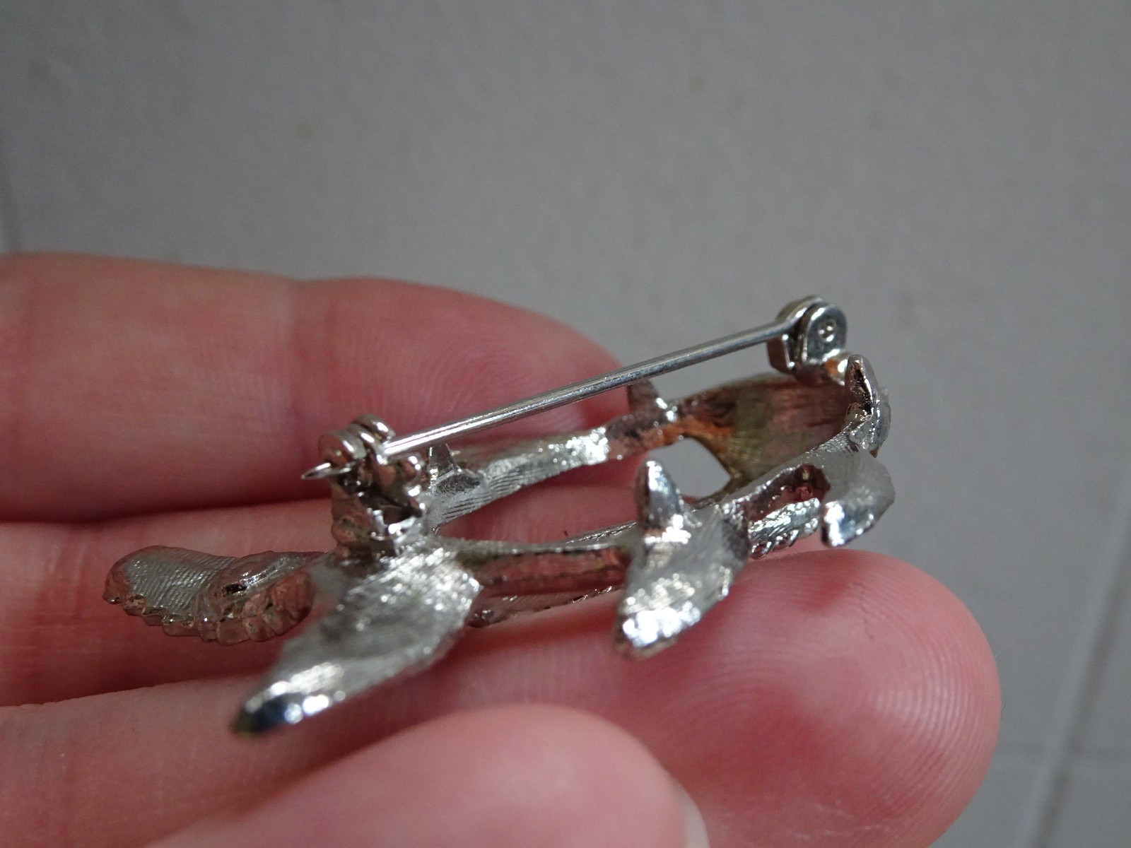 Fat Fish Rhodium Silver Plated Brooch 18x25mm Pronged Mount (pkg 12) 0166