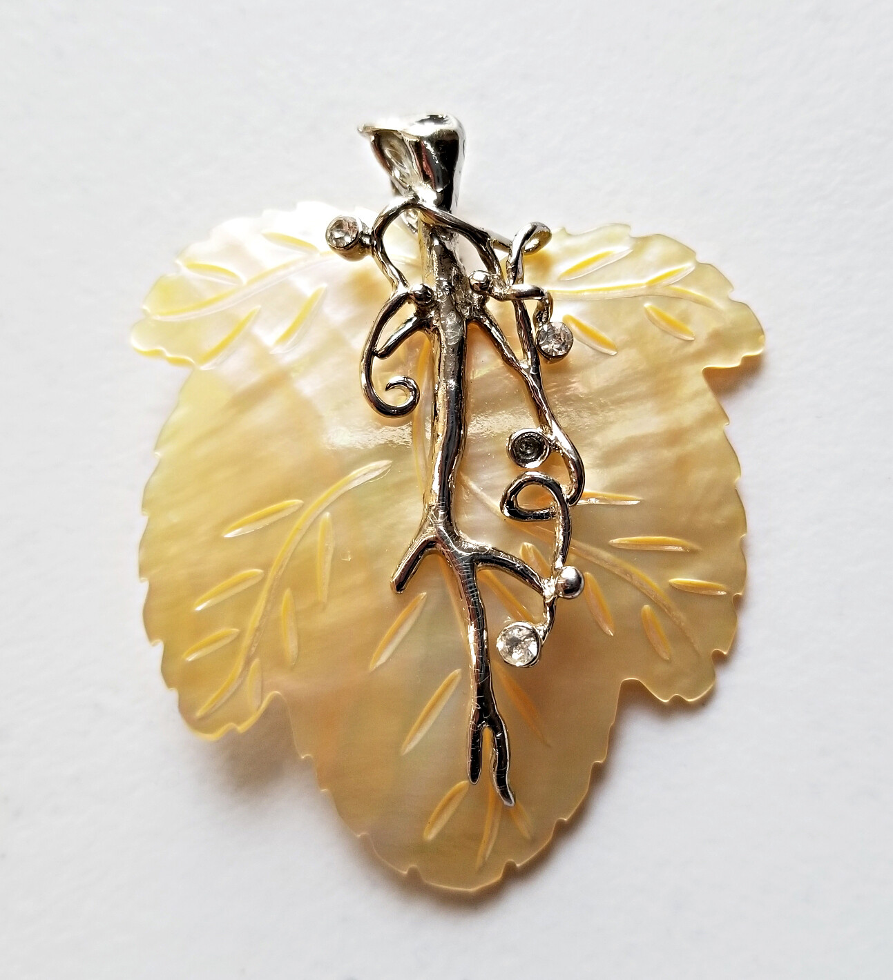 5.5 X 4.6 cm Pear shell Pendant (Yellow and Black)