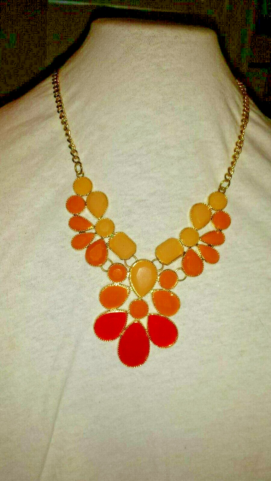 FACETED PLASTIC RESIN STONE STATEMENT NECKLACE