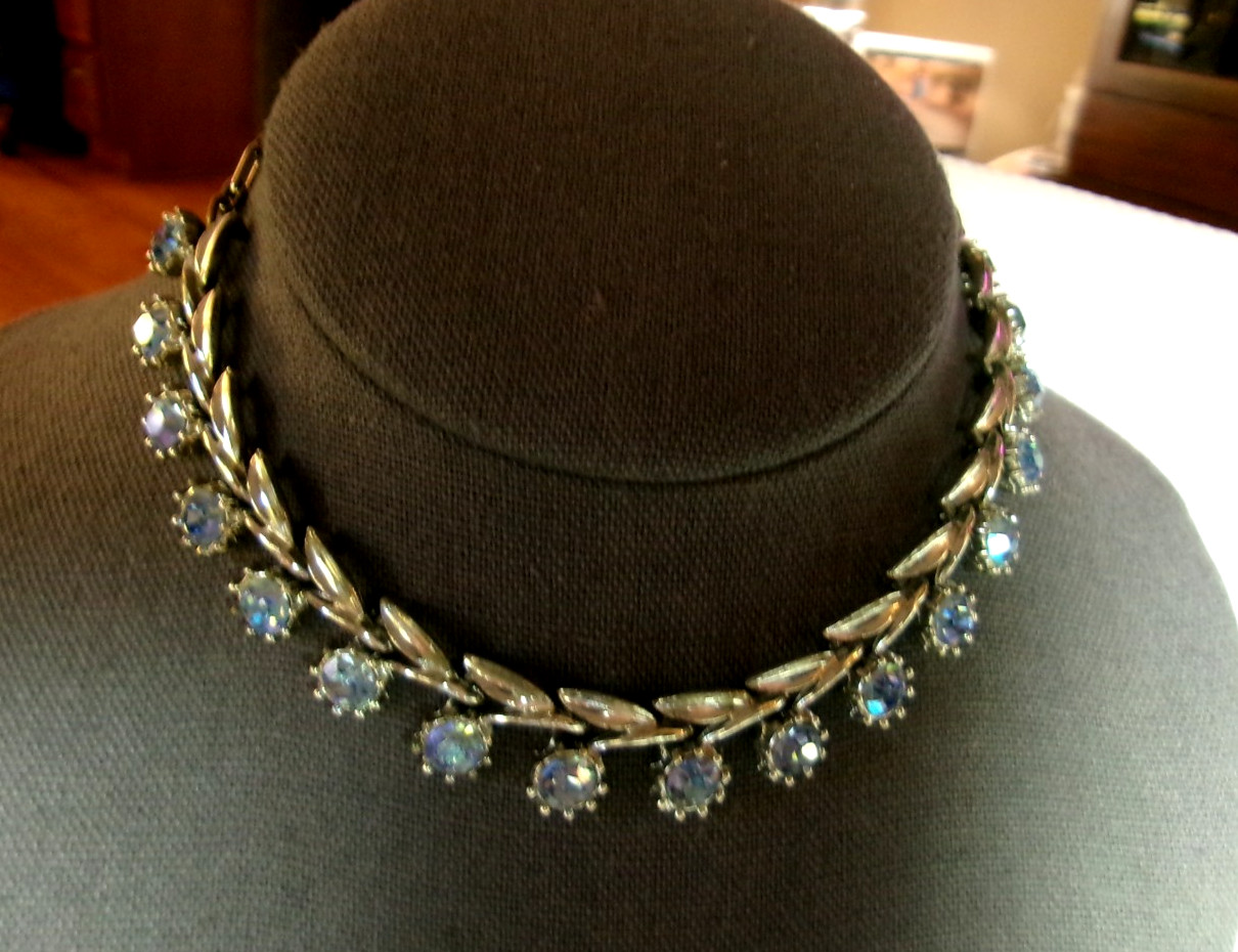 VINTAGE UNSIGNED CHOKER NECKLACE W/BLUE AB STONE STATIONS ALL SILVERTONE