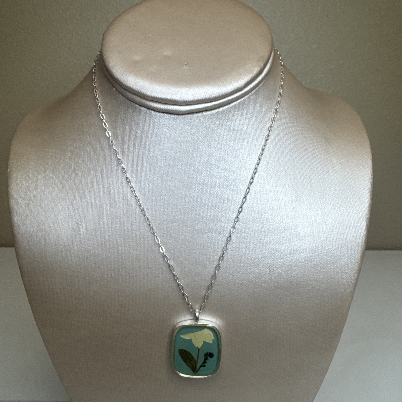 SHARI DIXON Pressed Flower DAISY Pendant Silver Plated Necklace 16.5” – 18.5”