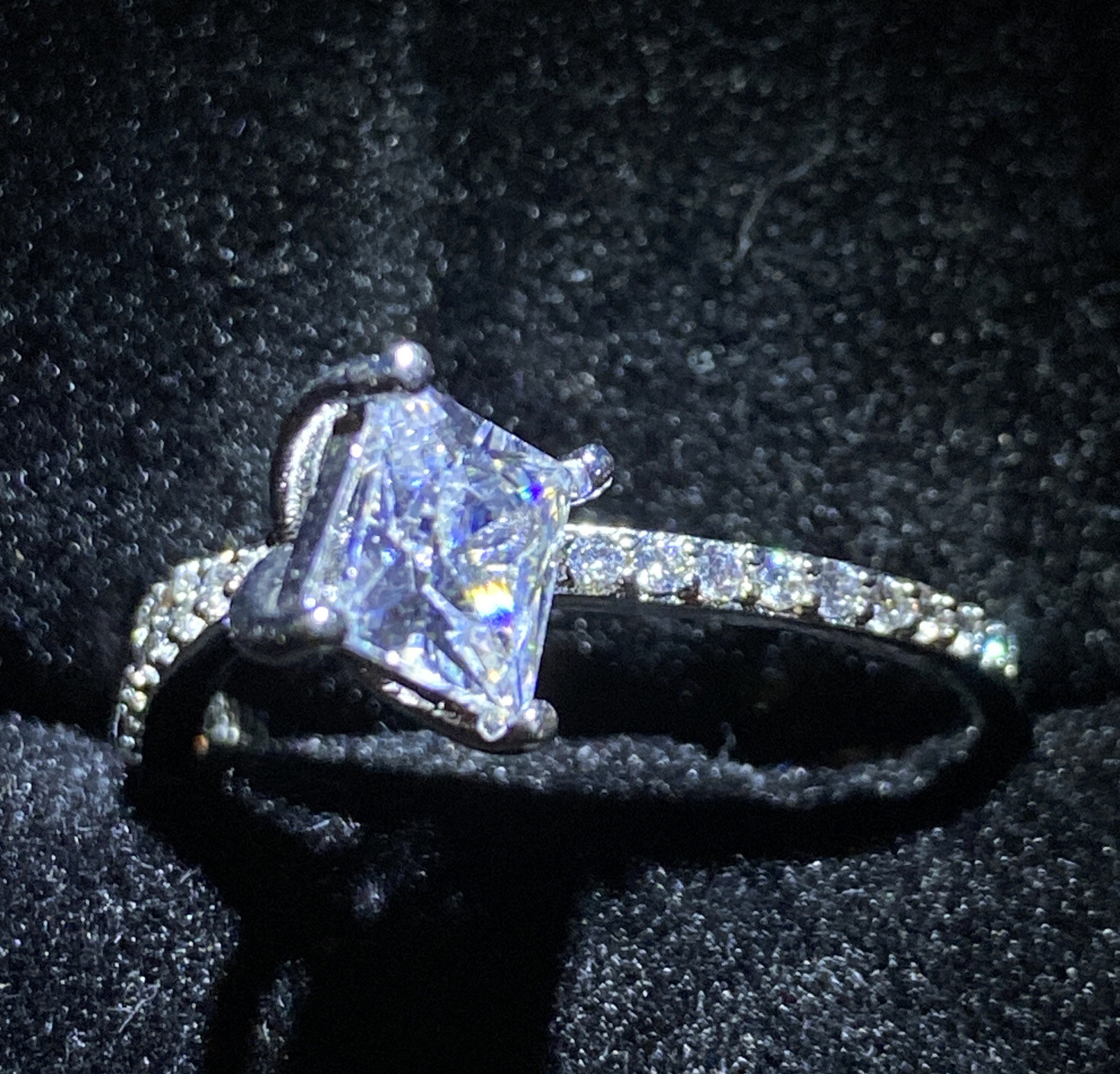 CLEAR CRYSTAL Ring. Silver.Modern Unusual Design Size S1/2. (60.5.)Sparkles