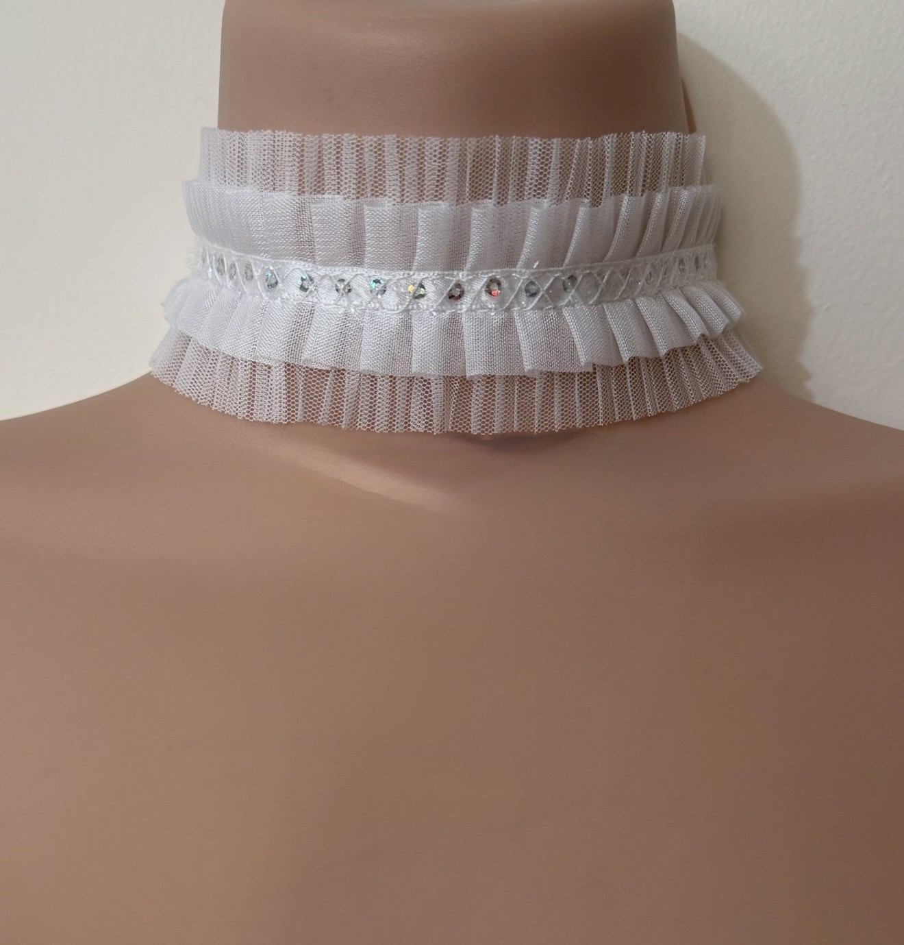 New Fashion Ladies Women’s, sequin white Ruffle mesh LACE Chakor Necklace party
