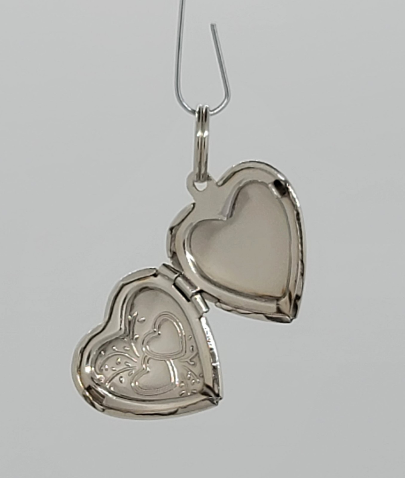 Silver Tone HEART LOCKET – Picture Photo Memory People Pet, Charm Keychain, .75″