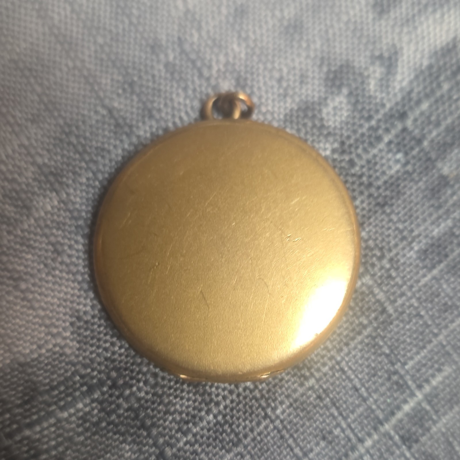 Gold Tone Metal Round Photo Holder Locket Pendant Photo Theme No Gemstones