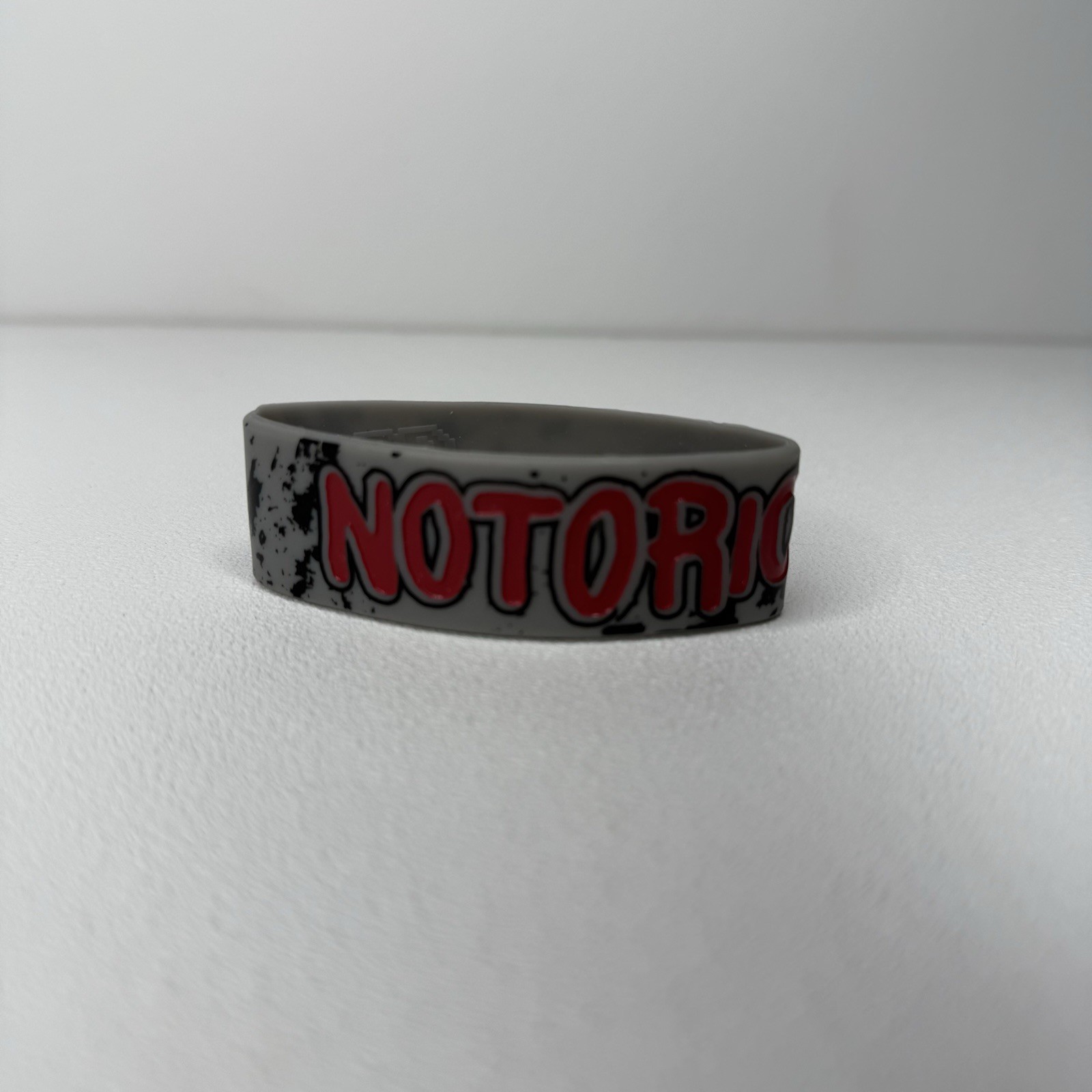 Radbandz NOTORIOUS Hot Topic Silicone Wristband Bracelet Gray Red Youth Size