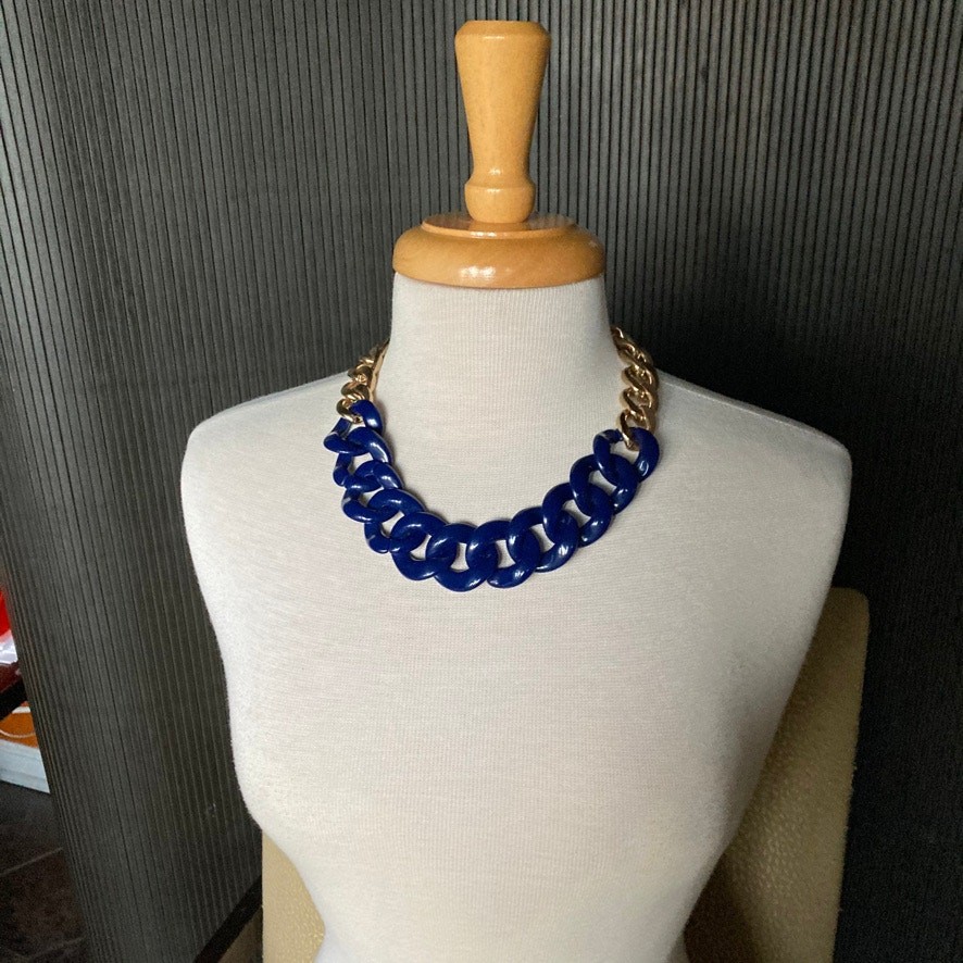 Gold tone and navy plastic / resin heavy chain link necklace
