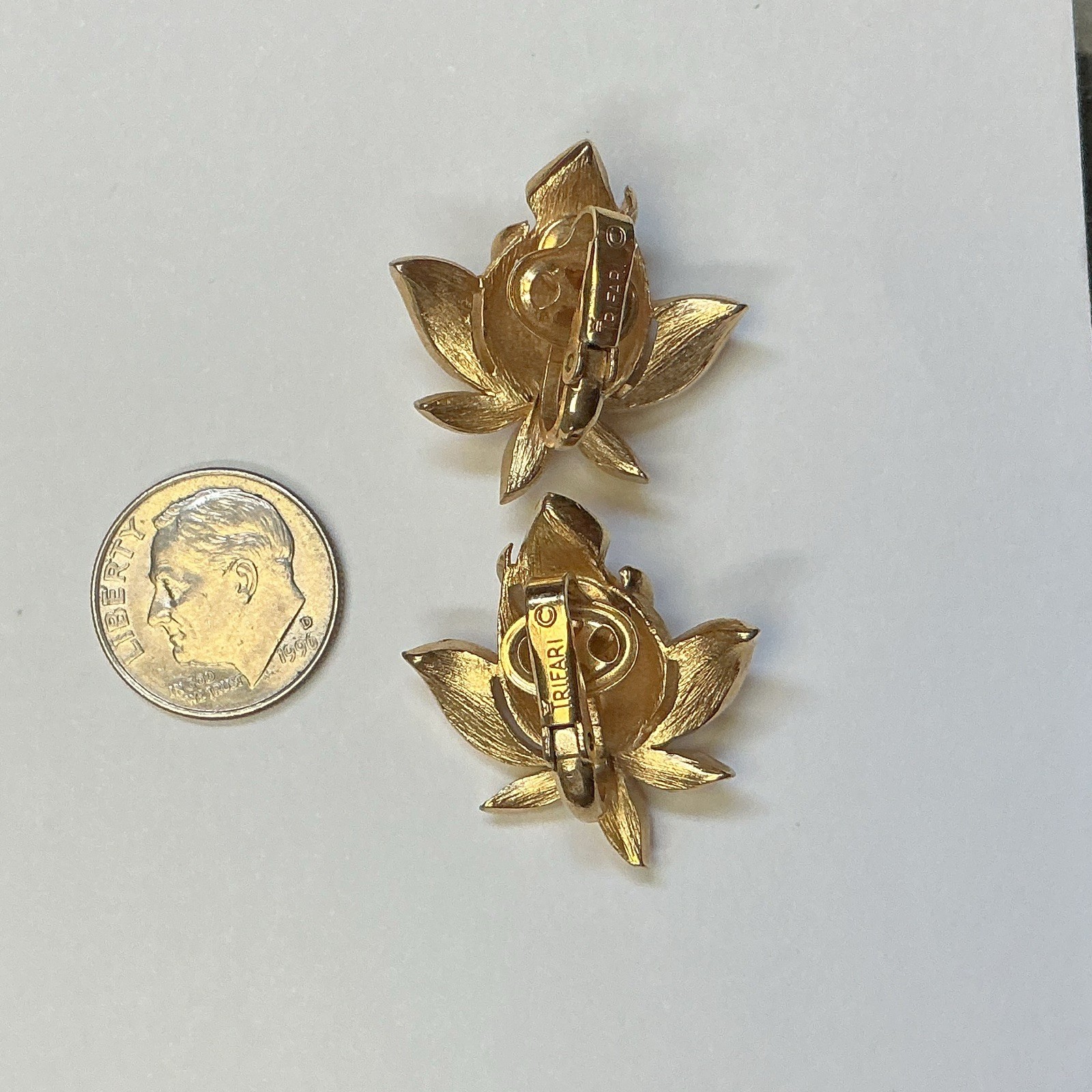Vintage Trifari Signed Gold Tone Floral Flower Clip-On Earrings Metal 1960s