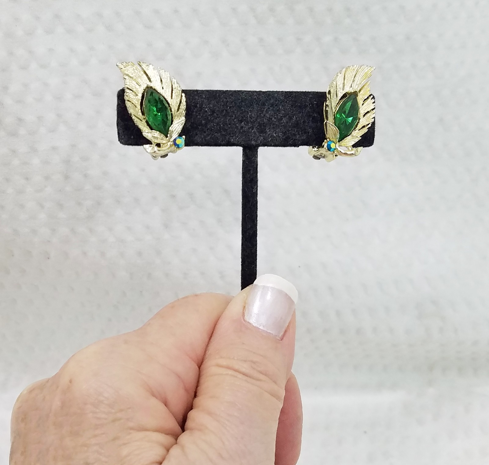 Vintage Signed Lisner Green Crystal & Gold Tone Leaf Stud Clip On Earrings