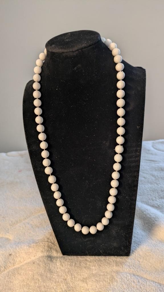 NECKLACE – vintage – made in HONG KONG – signed – white beads – single strand