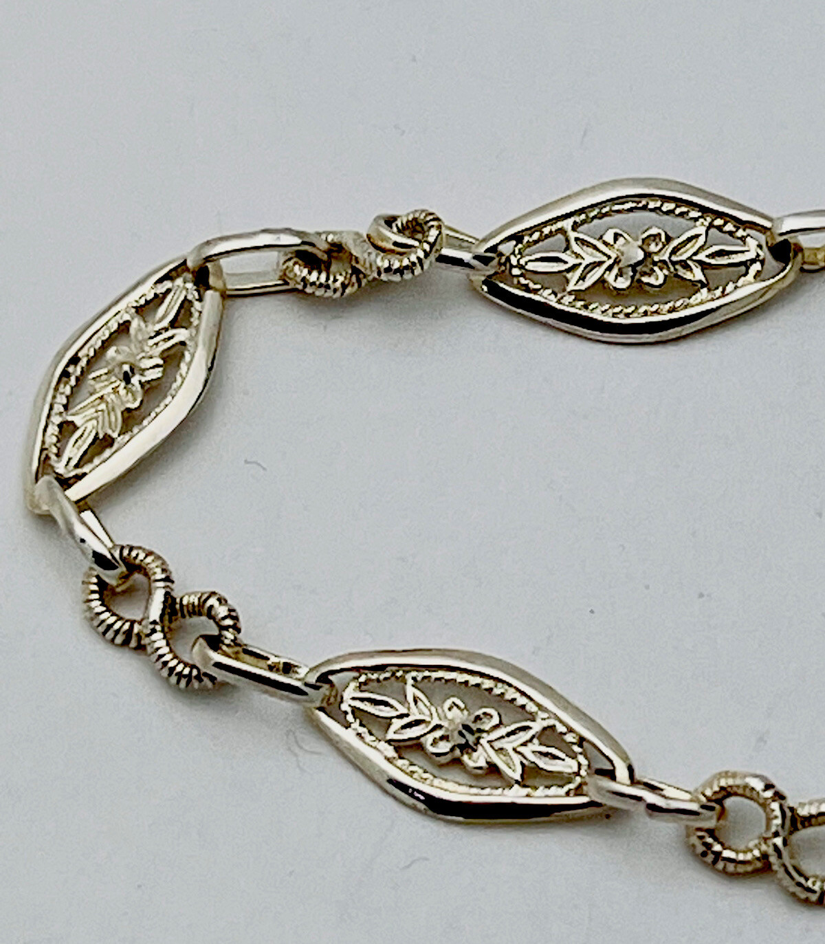 925 Sterling Silver 5.4 Gram Filigree Flower Link Bracelet 7 1/2”