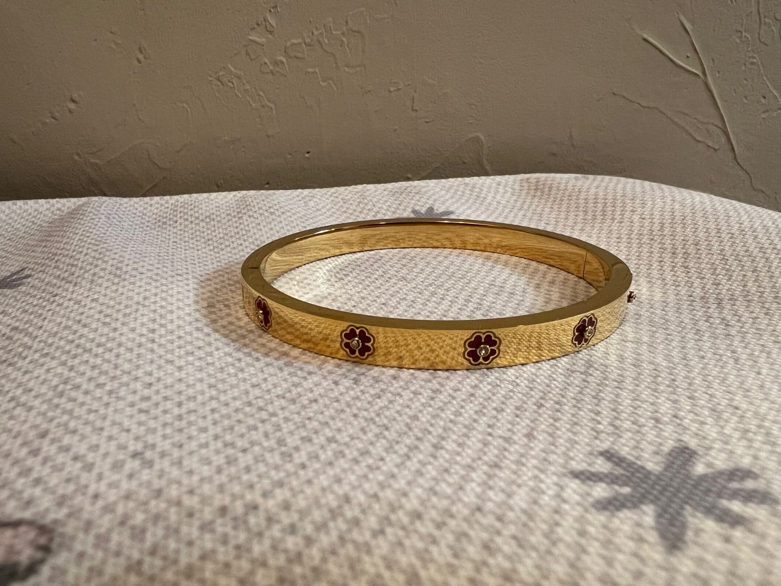 Kate Spade Gold-Tone Enamel Clover Bangle Bracelet – Pink/Red