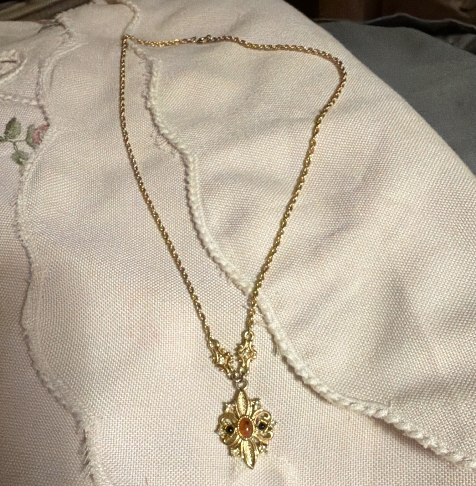 Gold Tone Rope Chain Pendant Necklace Fleur-de-Lis Charm Oval Orange Stone