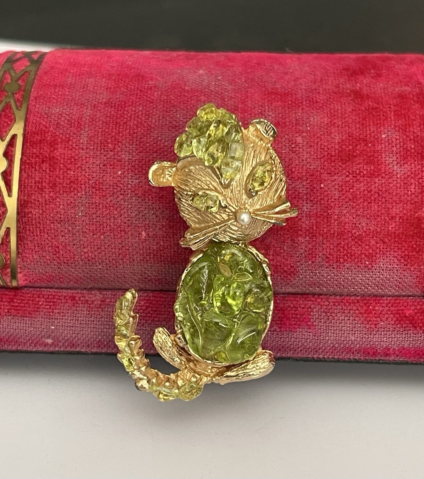 VTG Dodds Cat Brooch Pin Animal Jewelry Belly Eyes Gold Plated Faux Pearl 1.5”