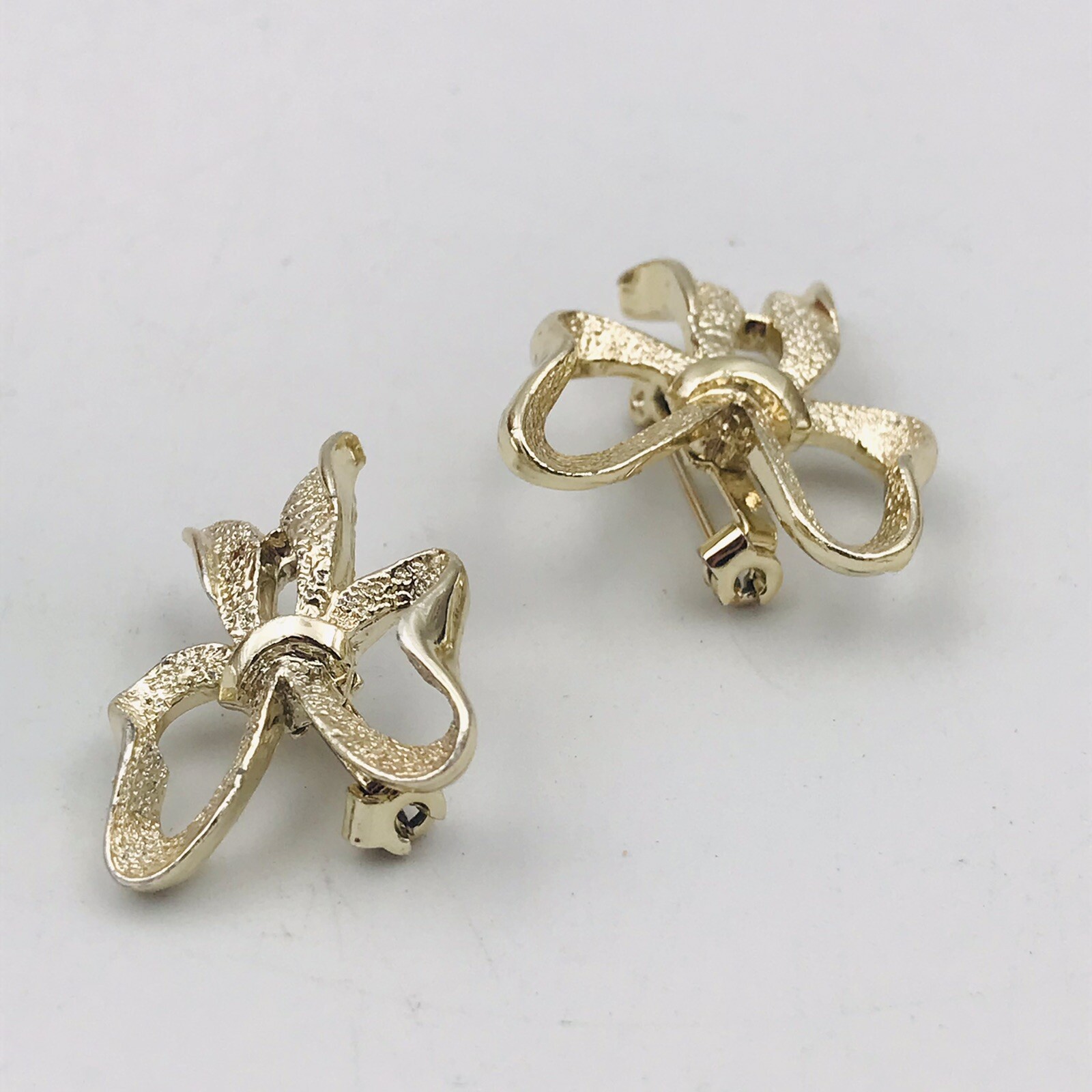 Two (2) Gerrys Signed Silver Tone Ribbons Pin Brooches 1 1/4″x1″ & 1 1/8″x7/8″