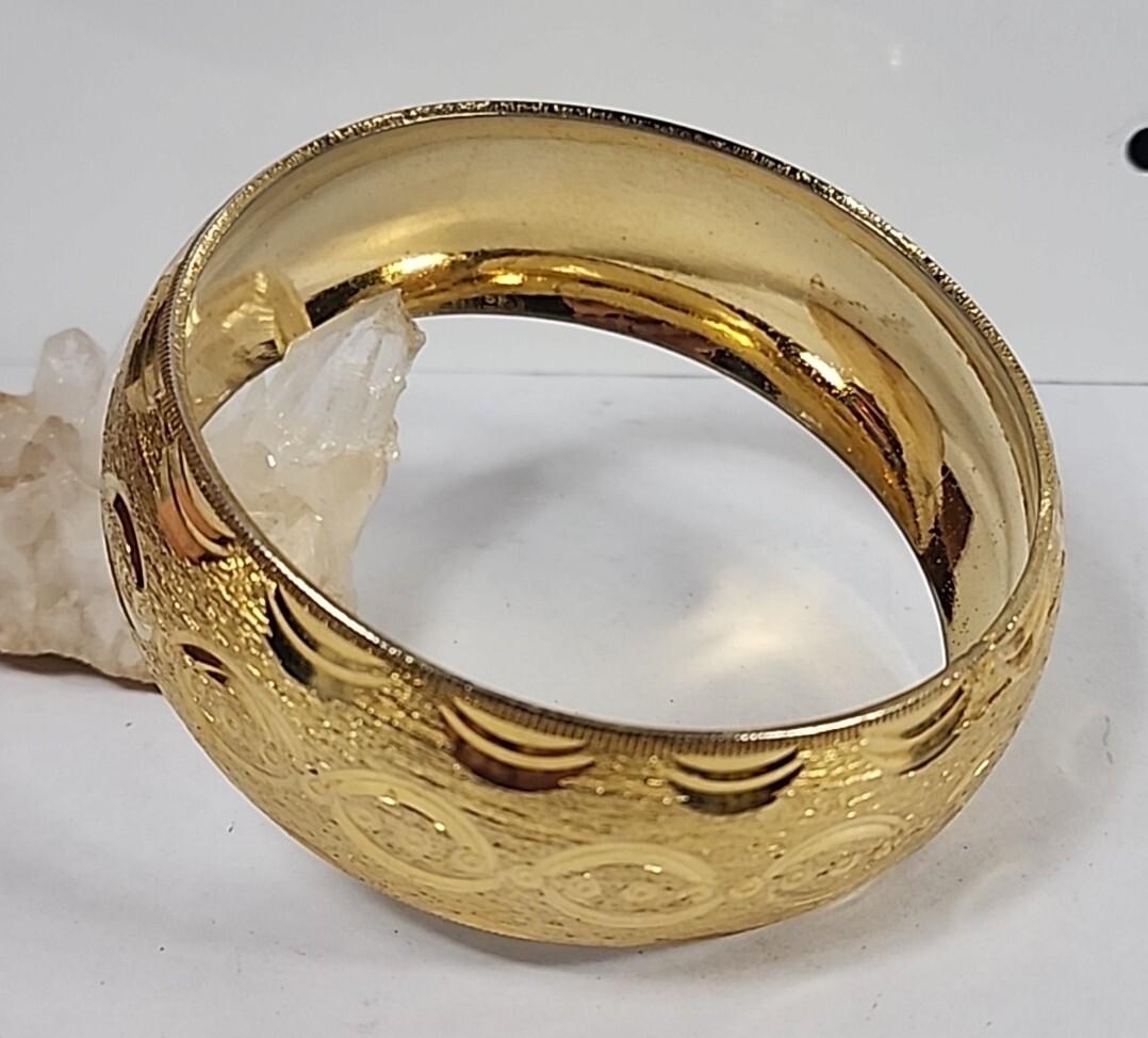 Gold Tone Bracelet 1″ Wide 8″ Round