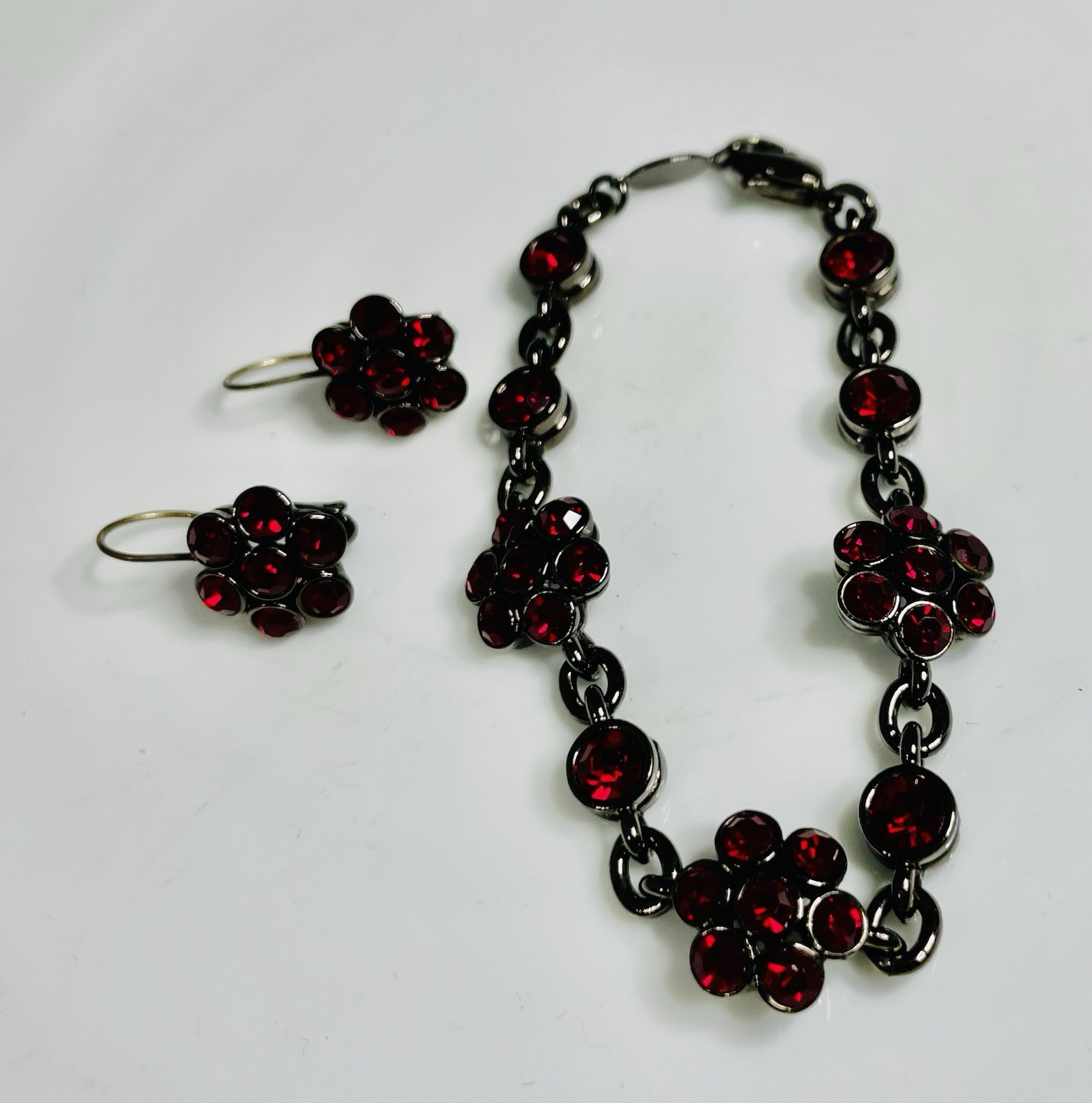 LIZ CLAIRBORNE RED Crystal Flower Cluster NECKLACE & EARRINGS Gun Metal Grey