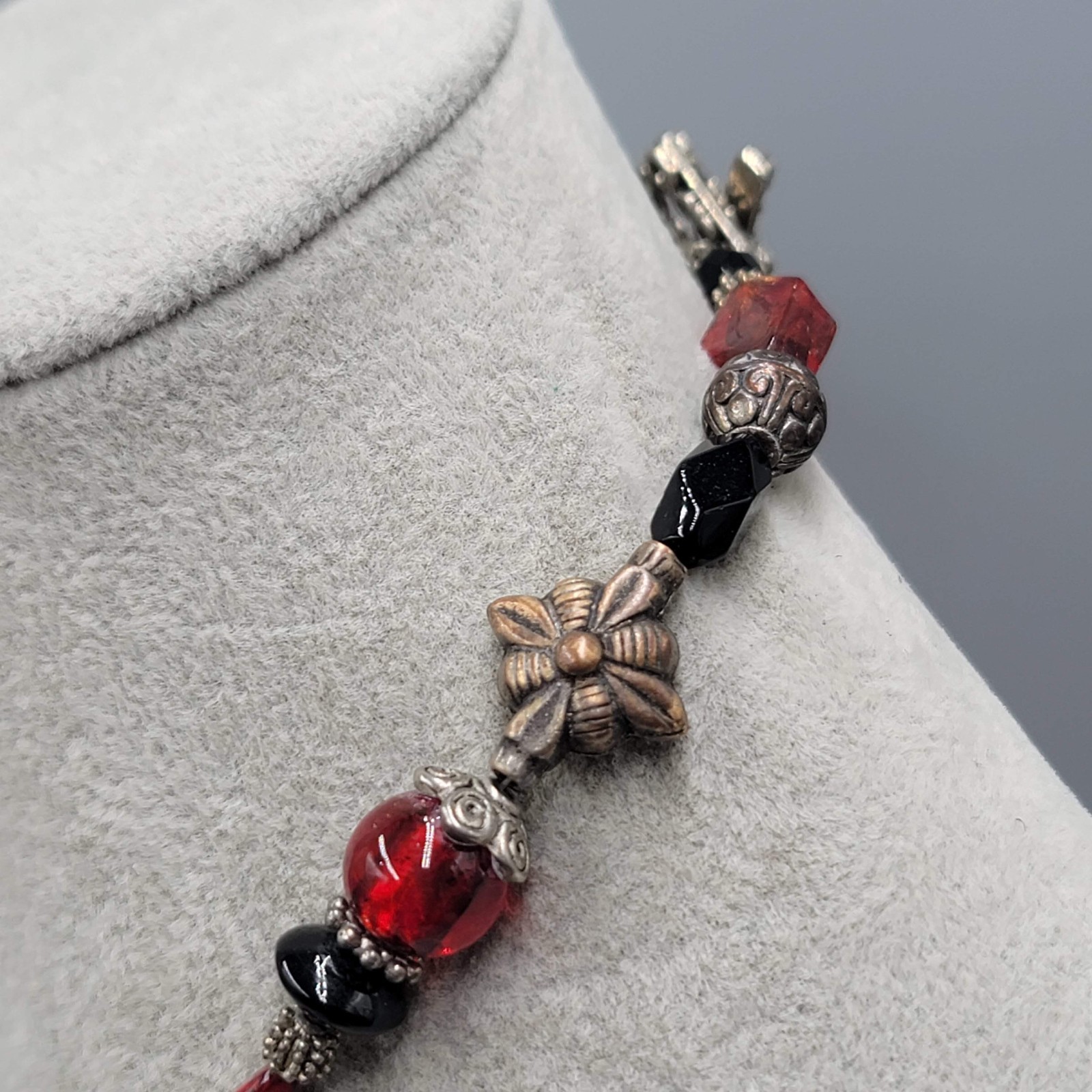 Red and Black Glass Bead Necklace Silver tone Heart Pendant Toggle 18″