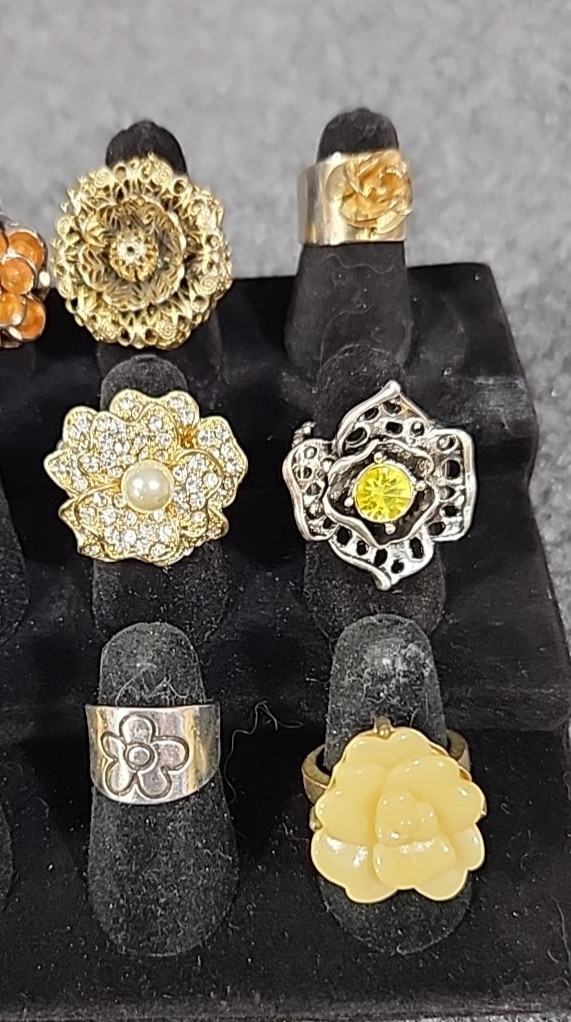 Jewelry 18 Flowered Rings Adjusts Sized Stretch See Description Lot #250