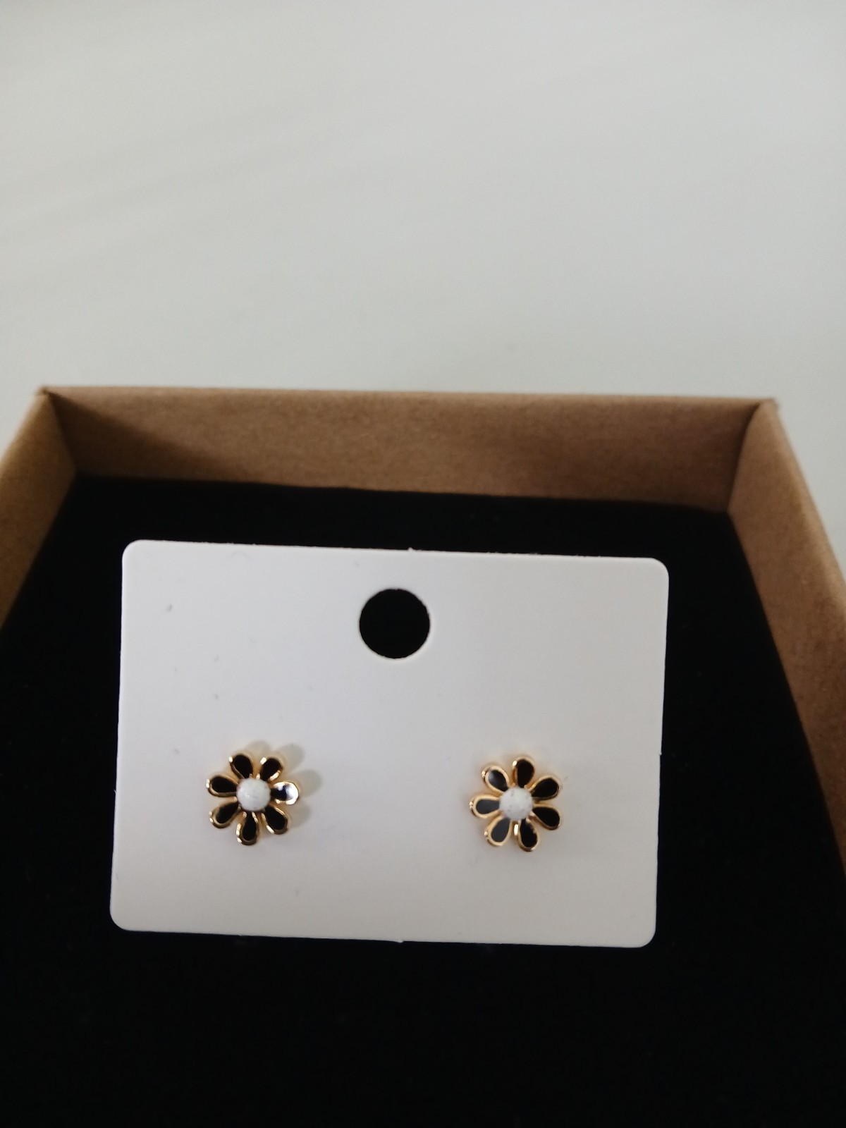 NIB! Gold And Black Daisy Stud Earrings With White Center! The Perfect Gift!