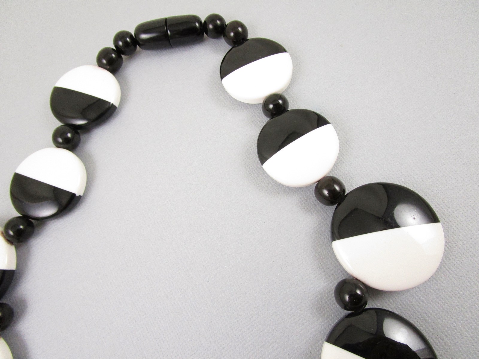GRAPHIC MARION GODART BLACK & WHITE RESIN CHOKER NECKLACE – FRANCE