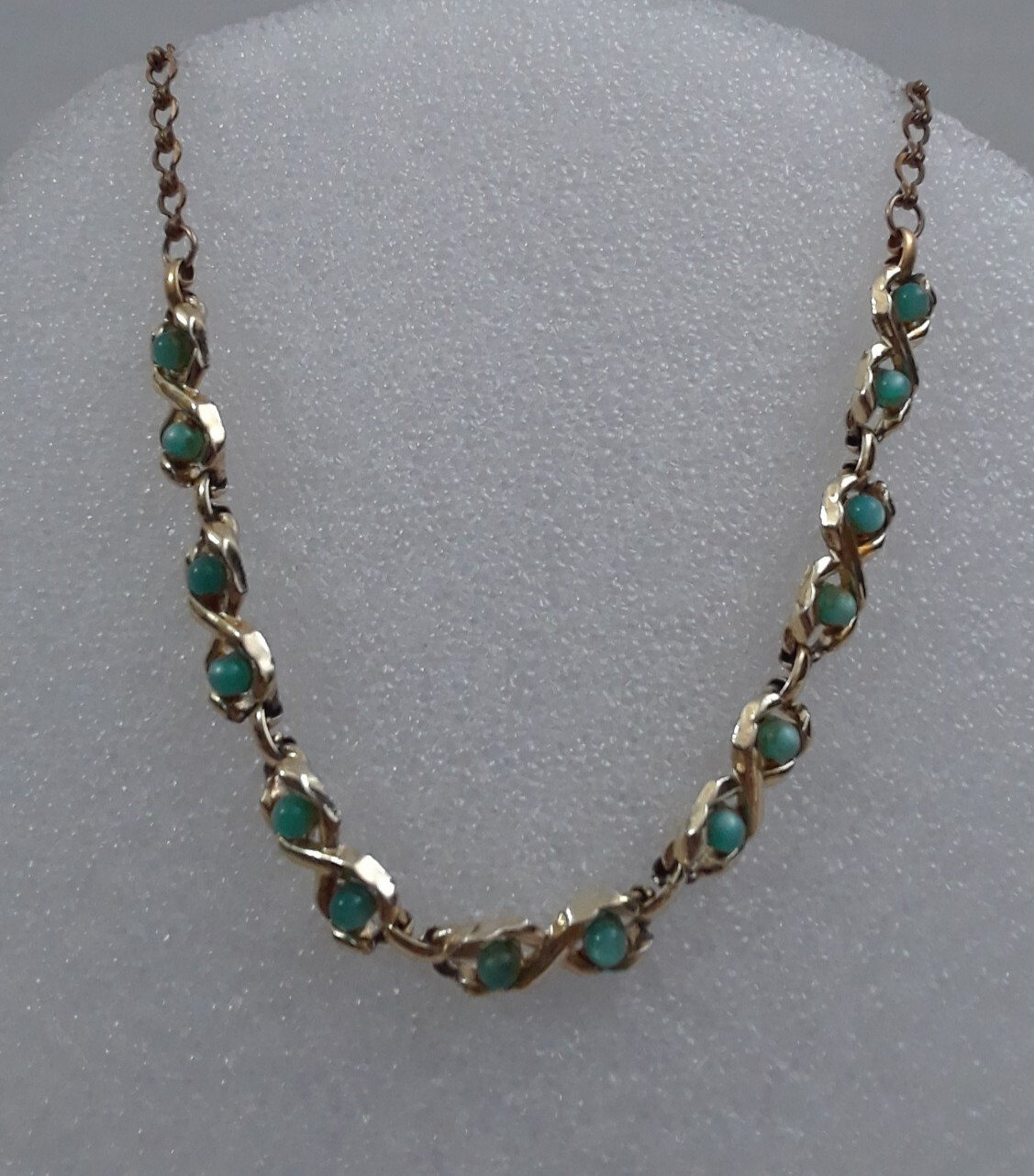 Vintage Choker 14 in Necklace with Fourteen Mint Green Stones Gold Tone