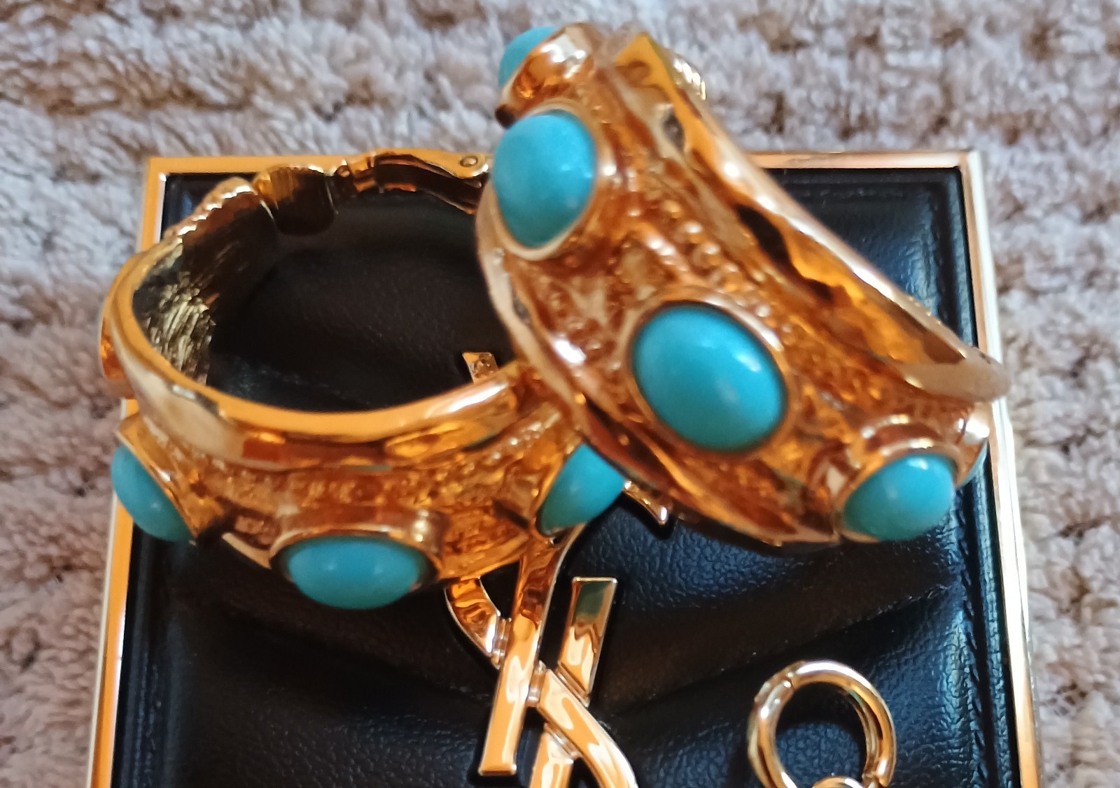 BEAUTIFUL KJL Kenneth J Lane Modern GOLD TONE HOOP TURQUOISE CLIP ON EARRINGS