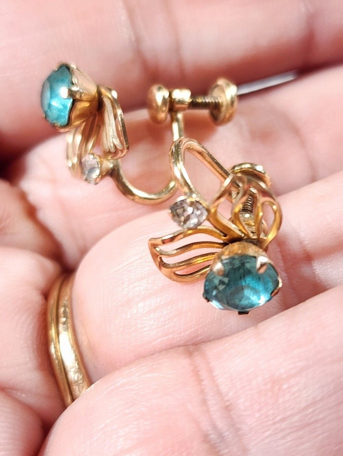 Vintage Van Dell 12K GF Blue Rhinestone Screw Back Earrings Gold Filled Signed.