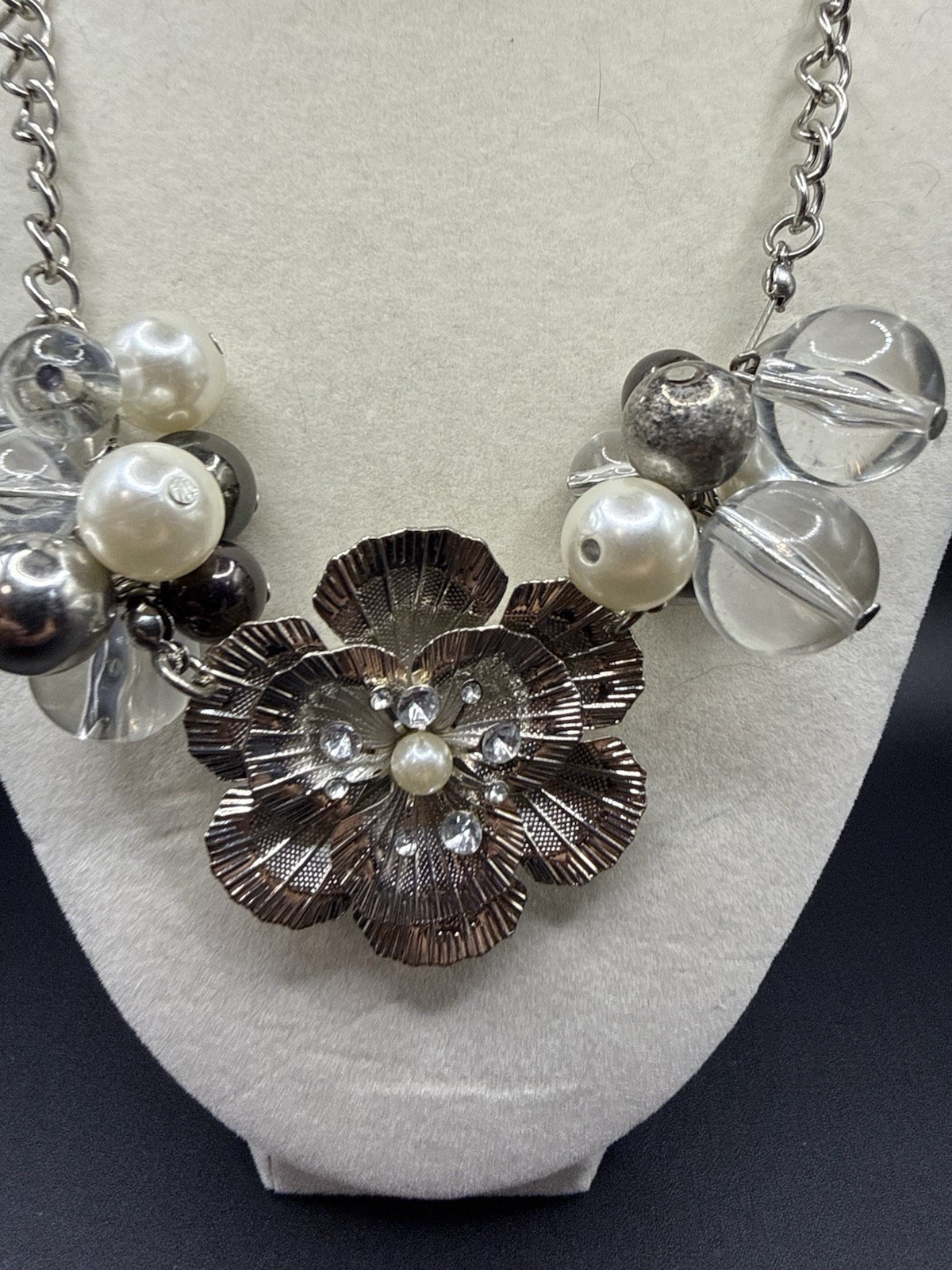 Silver-Tone Metal Flower Charm Statement Collar Necklace 20.5 Inch Lobster Clasp