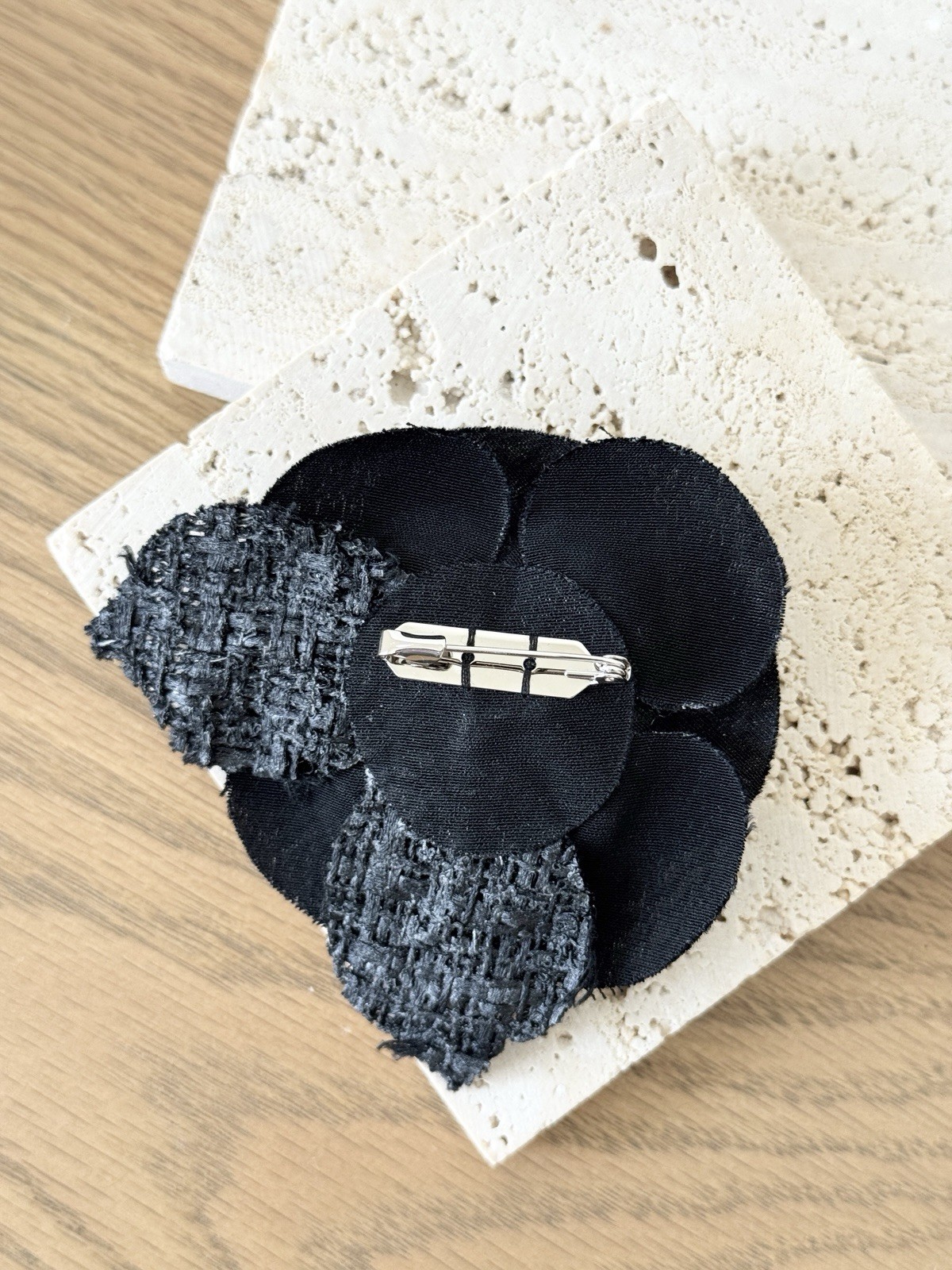 CHANEL Camélia Brooch crafted from black tweed/canvas