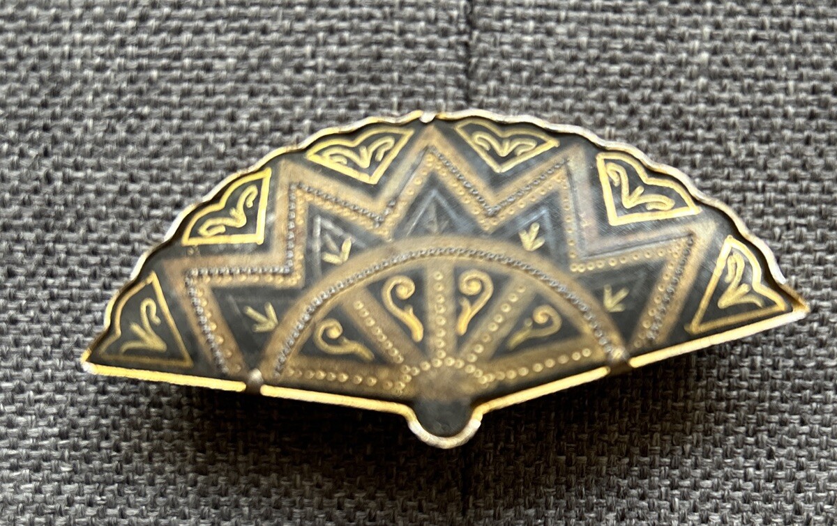 Ladies Vintage Fan shaped Brooch gold colour with patterned finish approx 5x2cm.