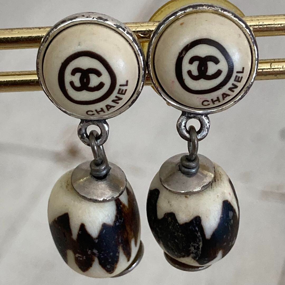 CHANEL Chanel earrings here mark swing 00T 1.1*0.3 inch