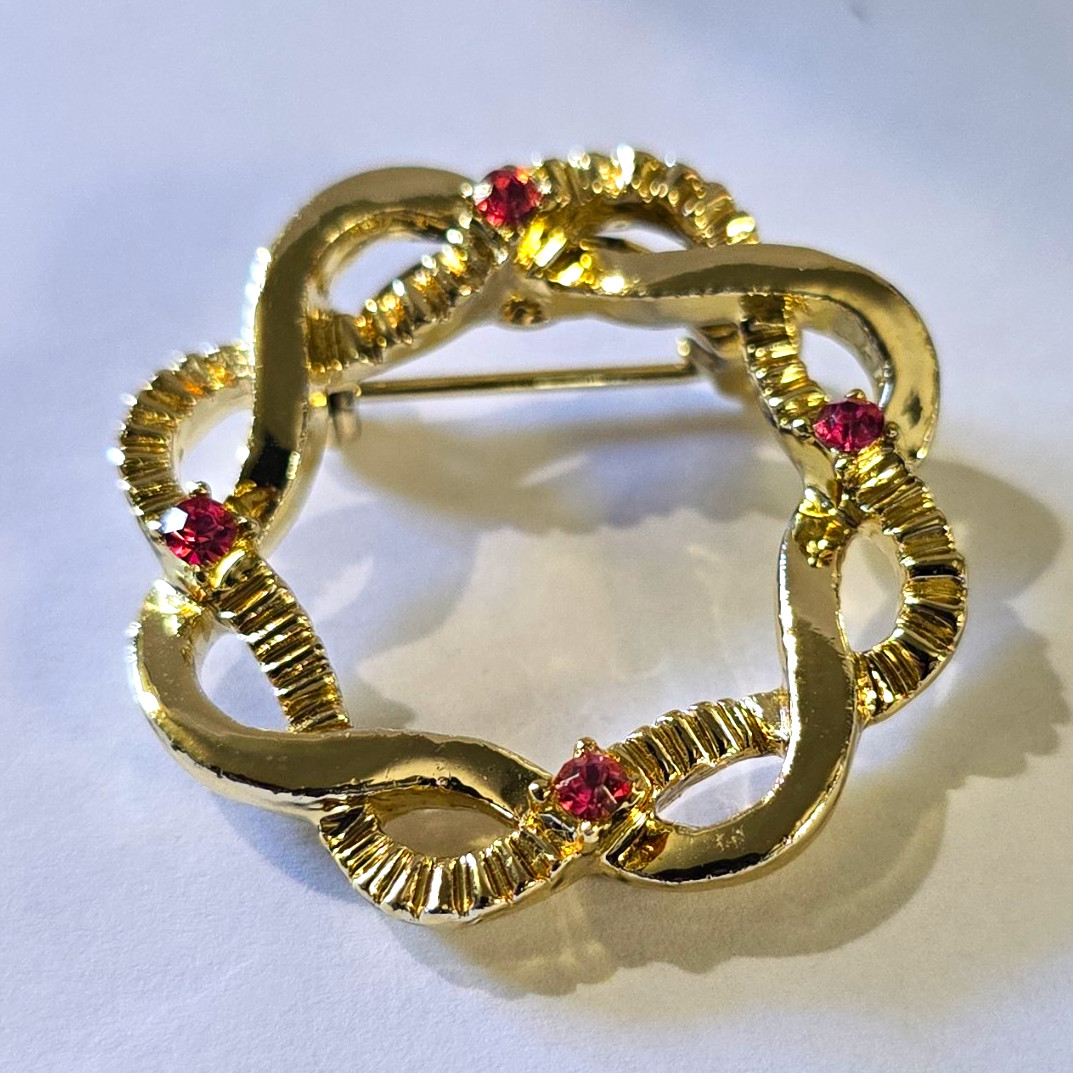 Vintage Wreath Brooch Pin Gold Tone Metal 4 Pink Rhinestones Prong Set
