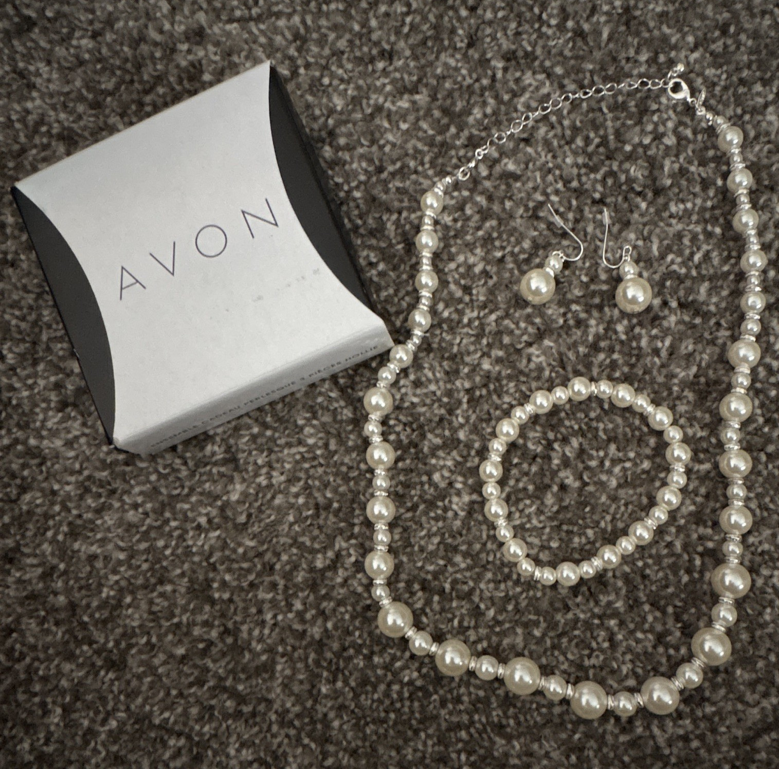 Avon Hollie 3pc Jewelry Set Necklace Bracelet Earrings White Simulated Pearl