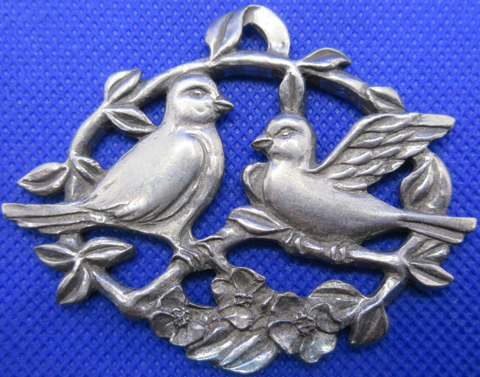 Seagull Pewter Canada Signed Pendant Carved 2 Birds & Flowers Vintage 1990 NICE
