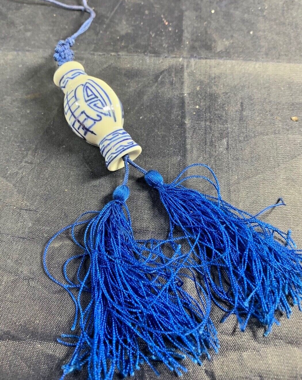 ASIAN THEMED BLUE & WHITE PORCELAIN VASE ON STRING NECKLACE 20″ vintage