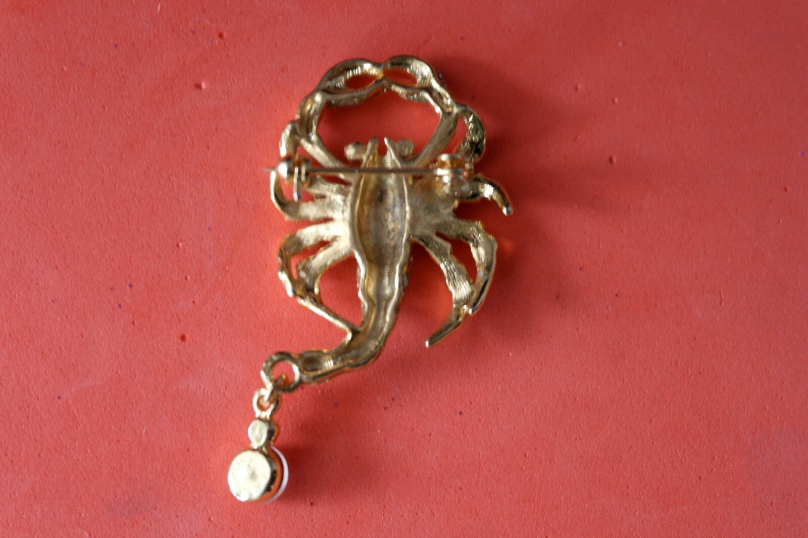 BEAUTIFUL FASHION BROOCH WITH SCORPIO 10.8 GR. 5.5 X 2.2 CM. WIDE IN GIFT BOX