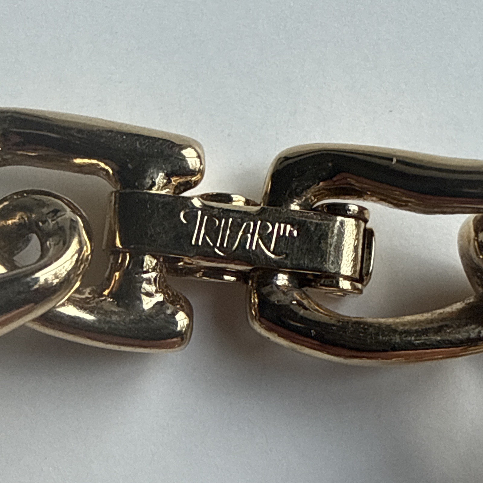 Vintage Trifari Gold Tone 7” Oval Link Chain Bracelet w/ Leaf Charms