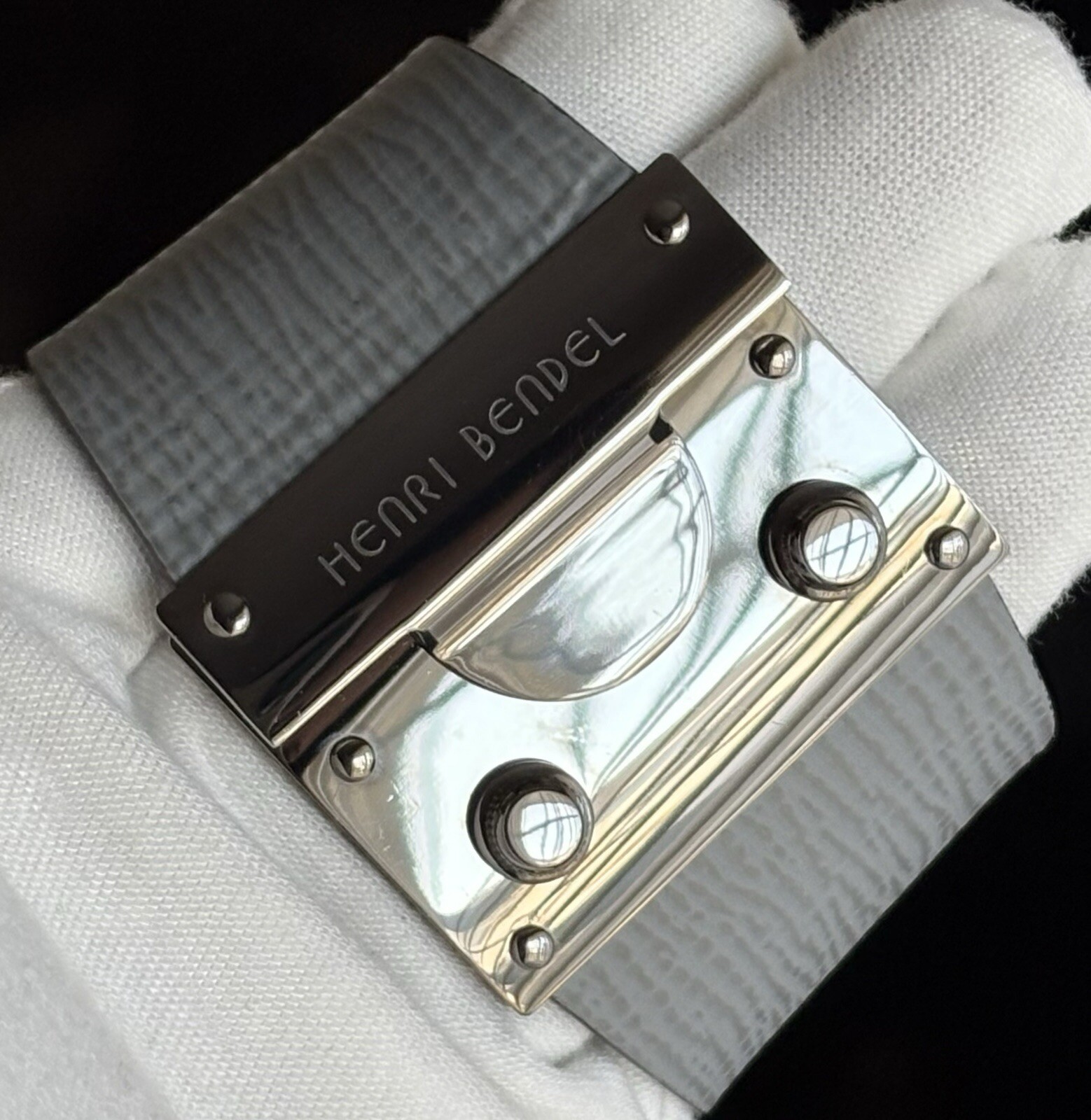 Henri Bendel Cuff Bracelet 7.25” Wide Grey Oval Wrap Stylish Push Lock Secure67g
