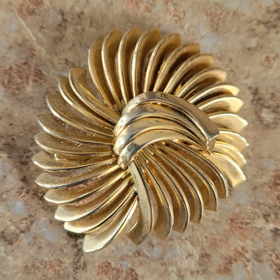 Vintage Gold Tone Swirl Fan Design Brooch Pin