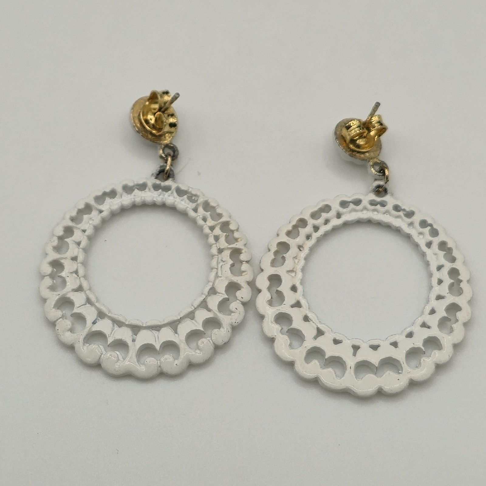 Vintage White Enamel Wreath Circle Dangle Earrings 1 5/8 Inch