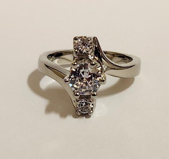 New Lady’s Women’s Girl’s Rhodium Plated 3 Clear Round CZ’s Fashion Ring Size 7