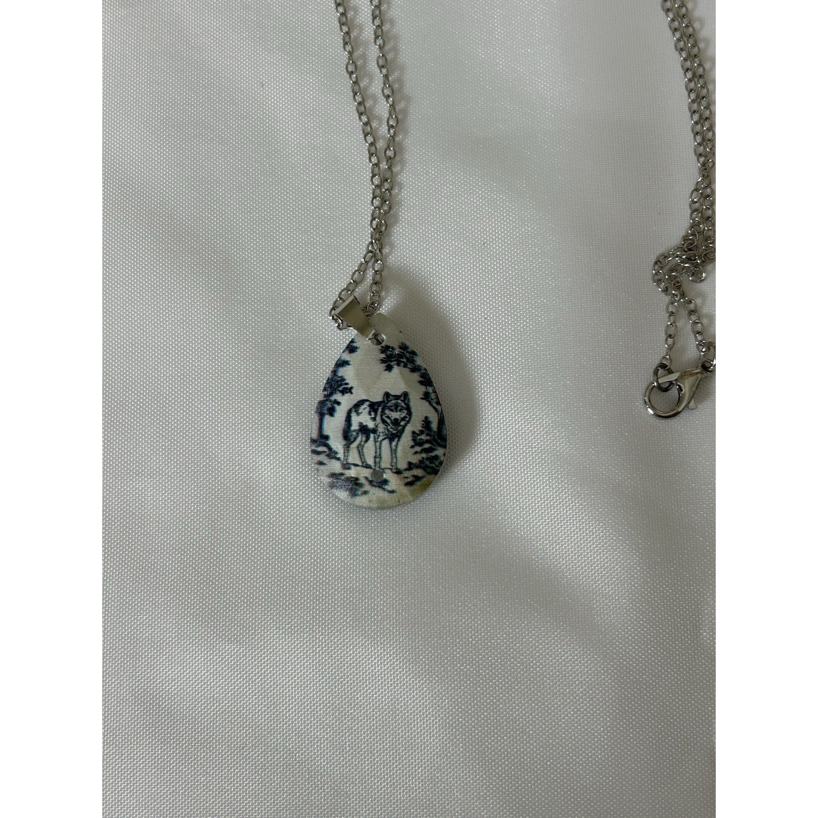 Lovely Silver Stainless Steel Necklace With Acrylic Teardrop Wolf Pendant. 18”