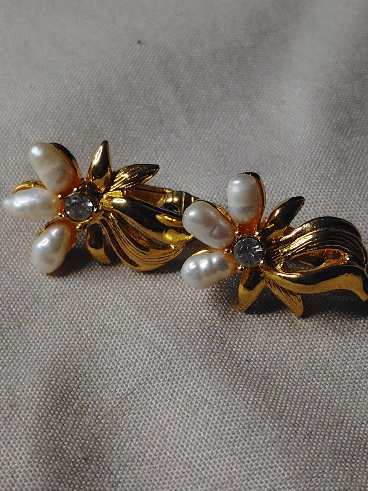 Avon Gold Tone Flower Clip-On Earrings Faux Pearl & Clear Rhinestone Signed
