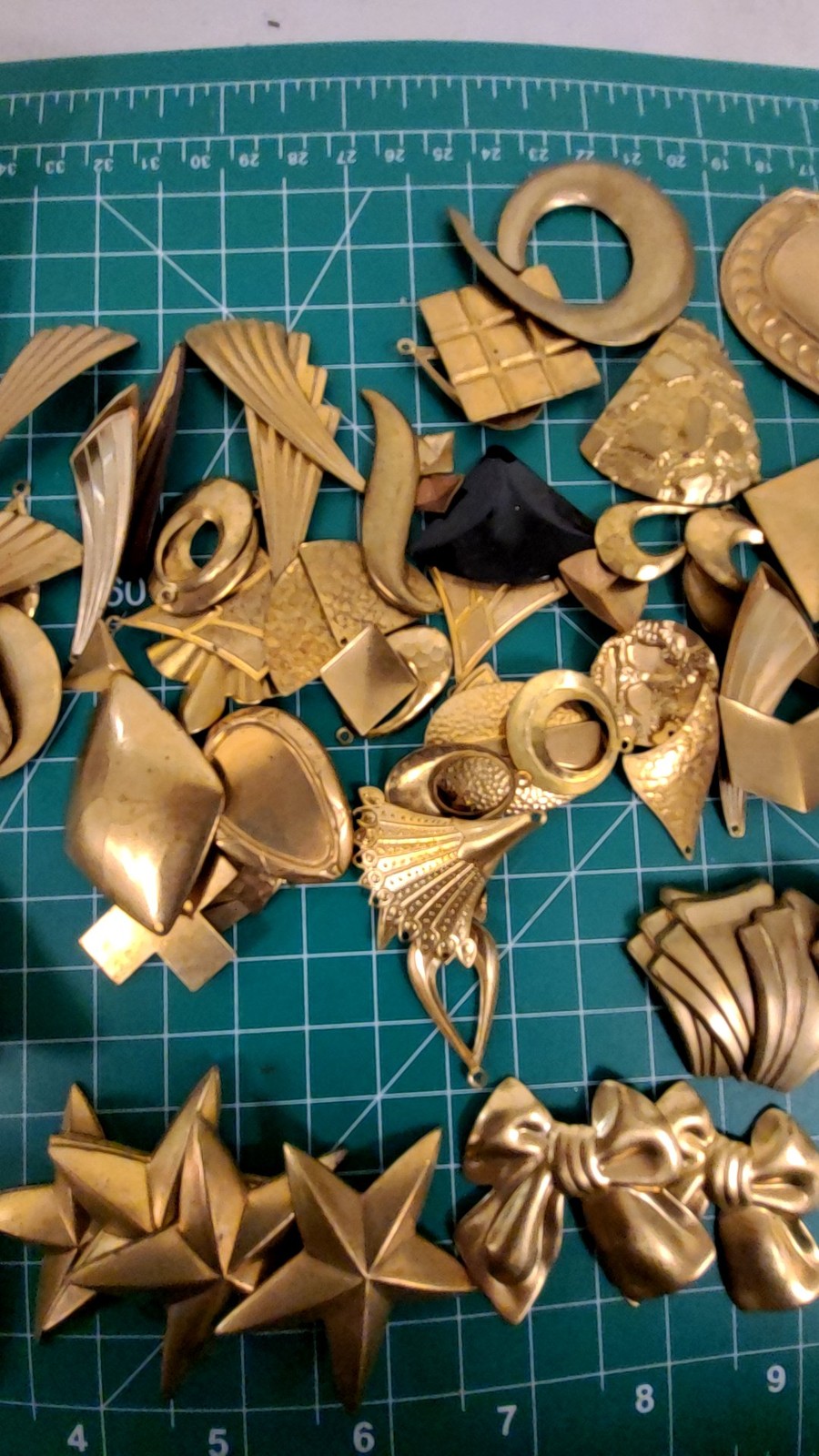 Vintage Gold Tone Jewelry Lot 9oz Mixed Brooches Pins Shapes Crafting Destash