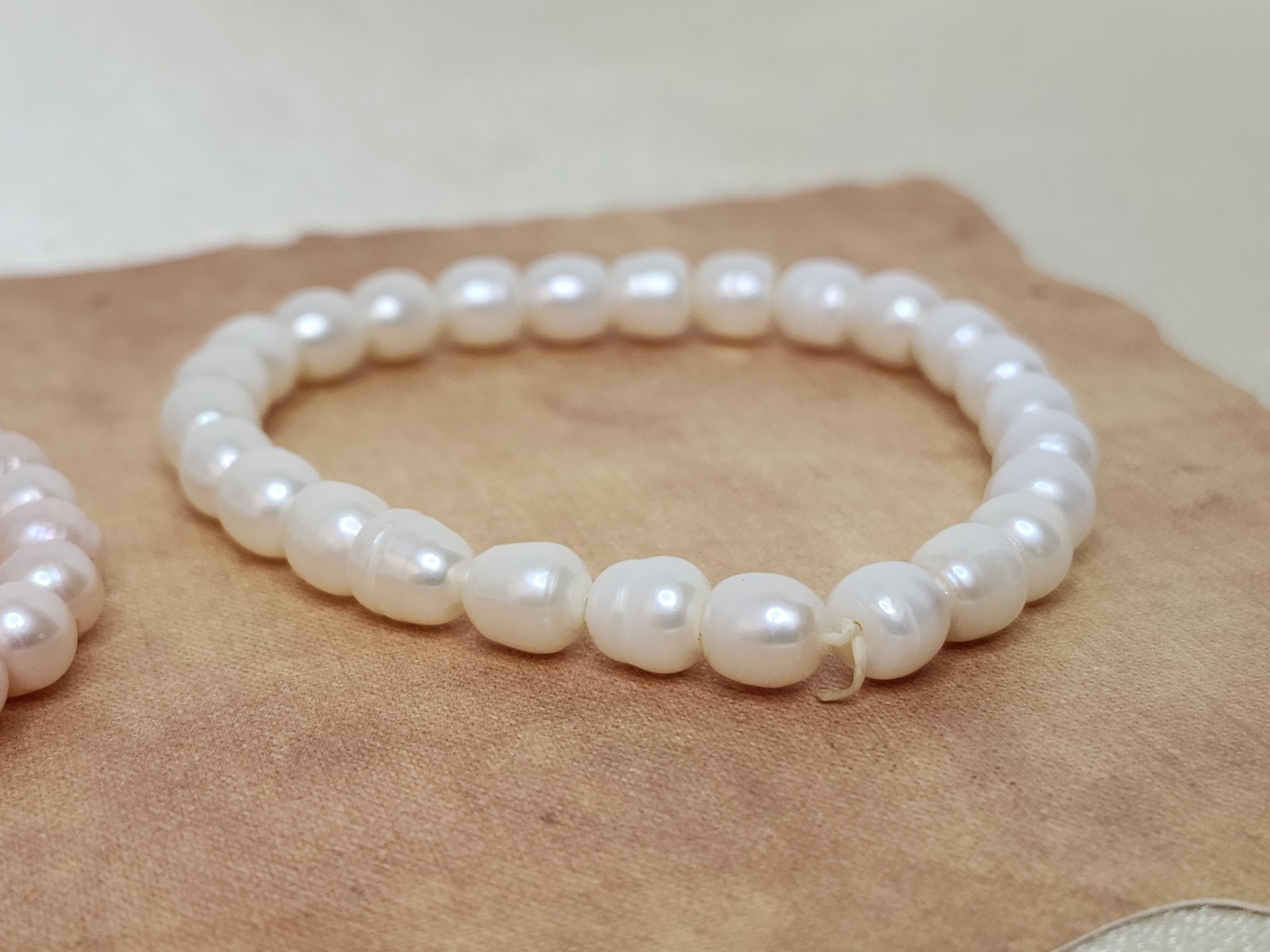 2 Natural Freshwater Pearls Stretch Bracelets – 1 White And 1 Pale Pink