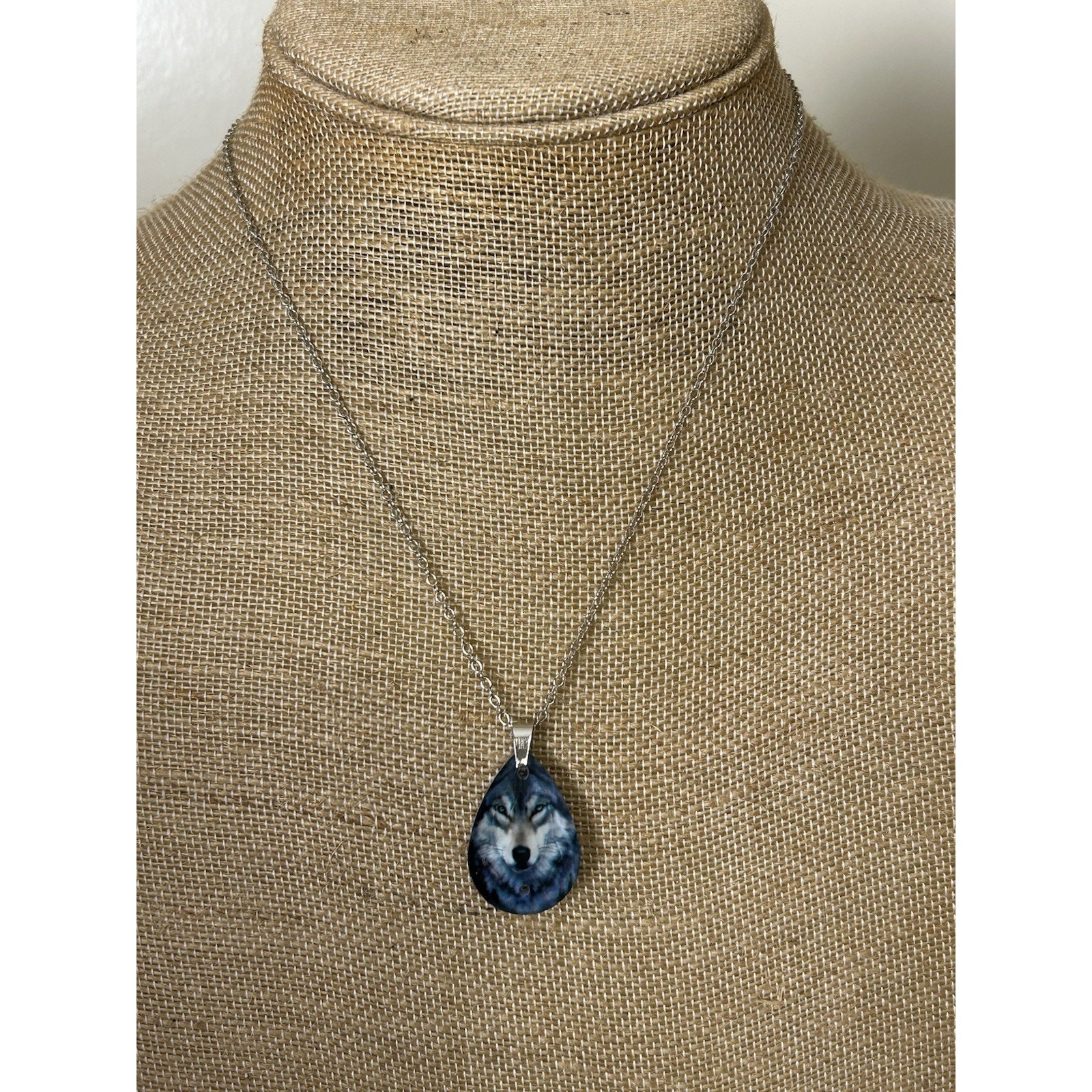 Lovely Silver Stainless Steel Necklace With Acrylic Teardrop Wolf Pendant. 18”