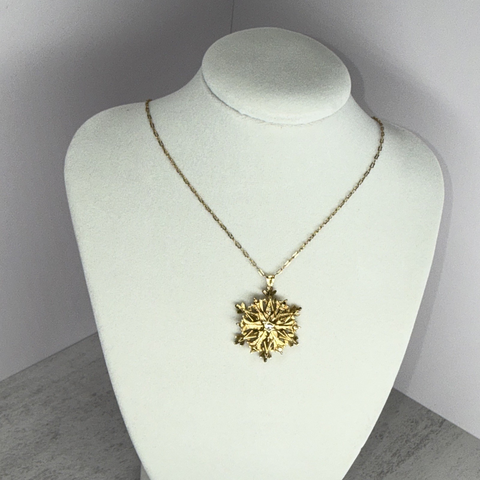 Avon Gold Tone Starburst Pendant Necklace Cable Chain Rhinestone Round Stone